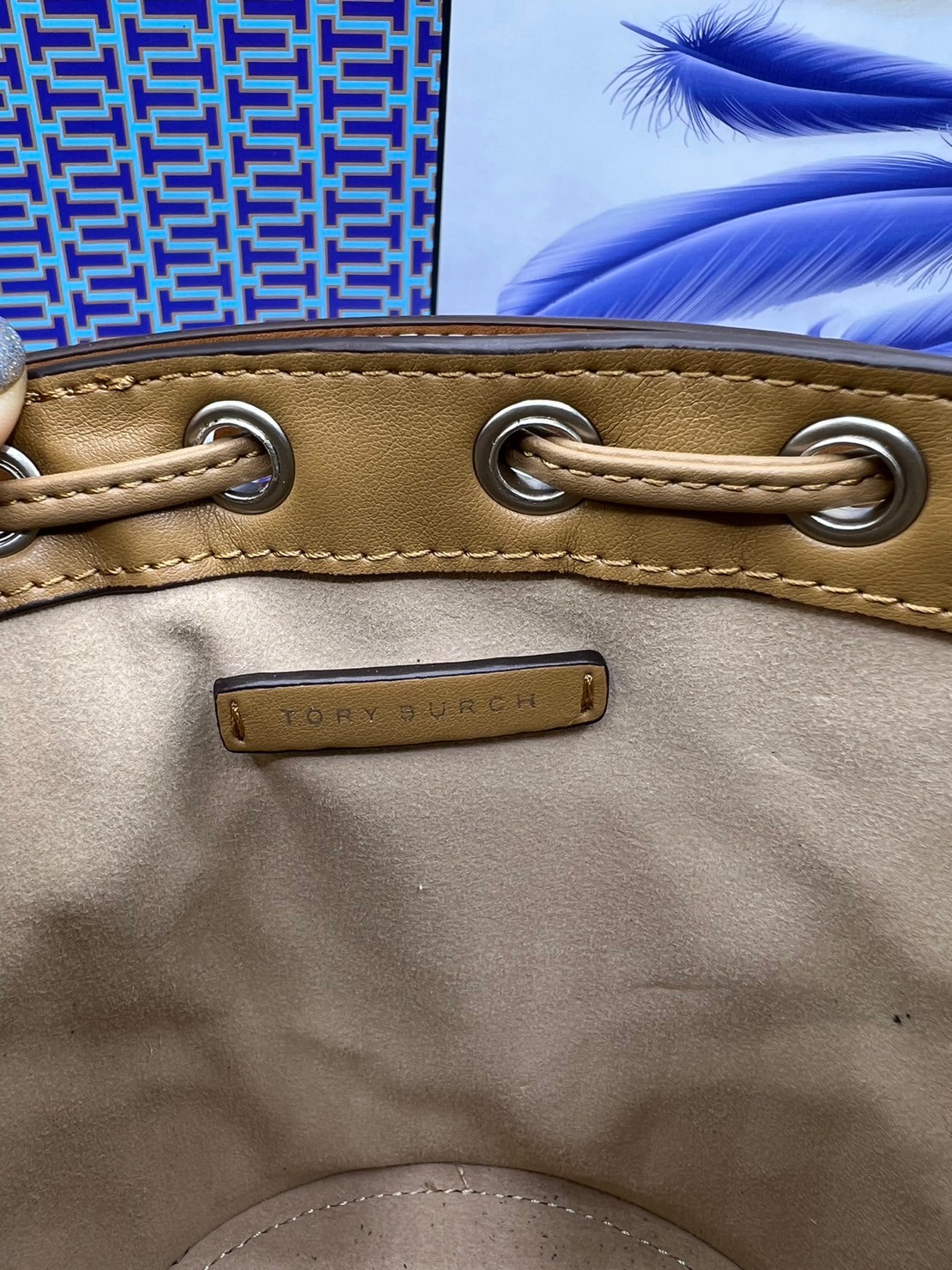 6 สี Tory Burch Puffy Mini / Tory burch T Monogram Puffy Patent Mini Bucket Bag / Tory Bucket Bag กระเป๋าบัคเกต size เล็ก โดดเด่นด้วยโลโก้ตัวนูนปั๊มด้านหน้า