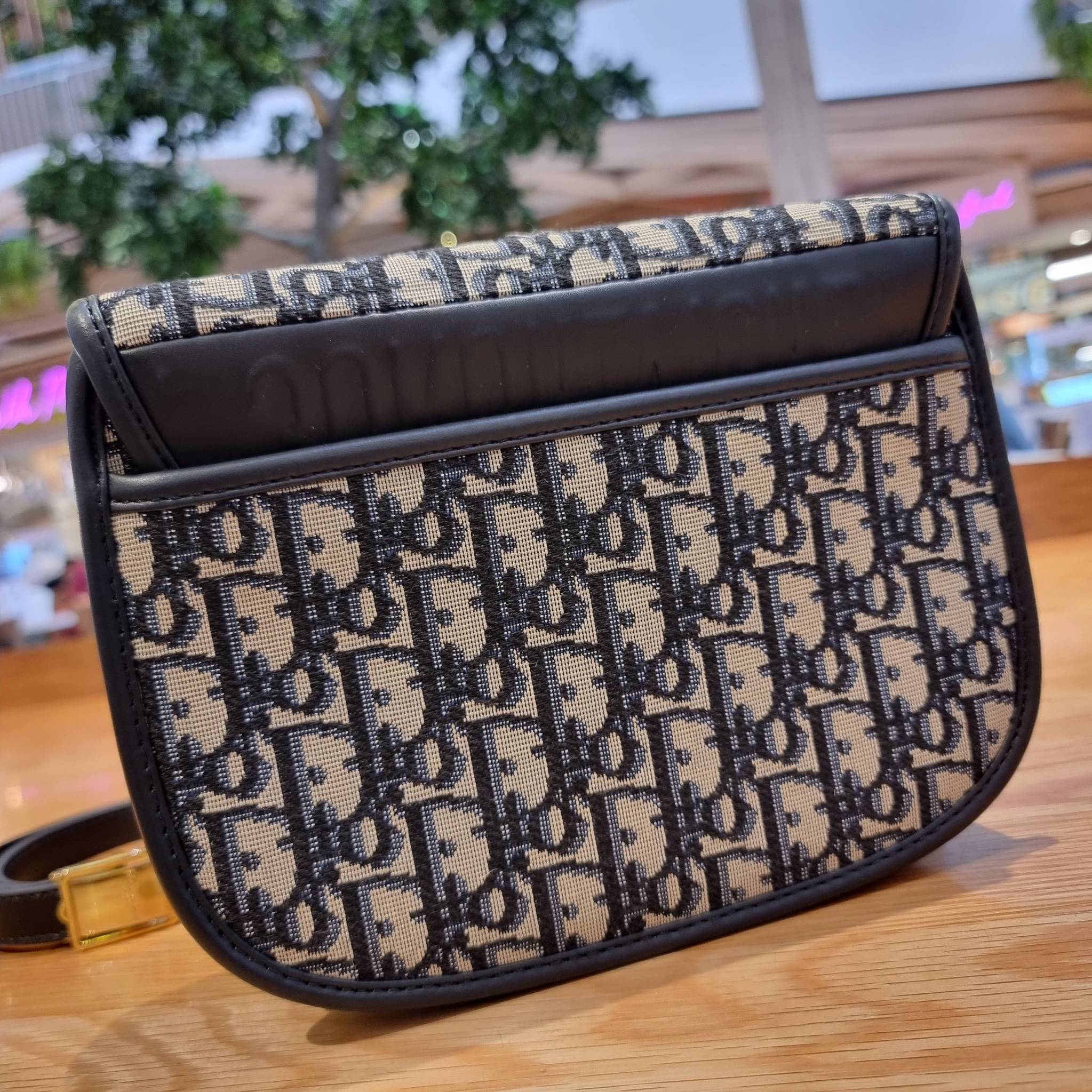 DIOR CD MEDIUM BOBBY BAG กระเป๋าสะพายข้างพรีเมี่ยมกิ๊ฟทรงสวย ดีไซน์ย้อนยุค เป็นเอกลักษณ์ไม่เหมือนใคร เปิด-ปิดด้วยกระดุมแม่เหล็ก ใช้งานง่าย อะไหล่ทองดูหรู ภายในเป็นช่องโล่ง มาพร้อมสายสะพาย crossbody ถอดออกได้ ปรับได้ จะถือเป็นคลัทช์ออกงานก็ได้ สะพายไปทำงาน