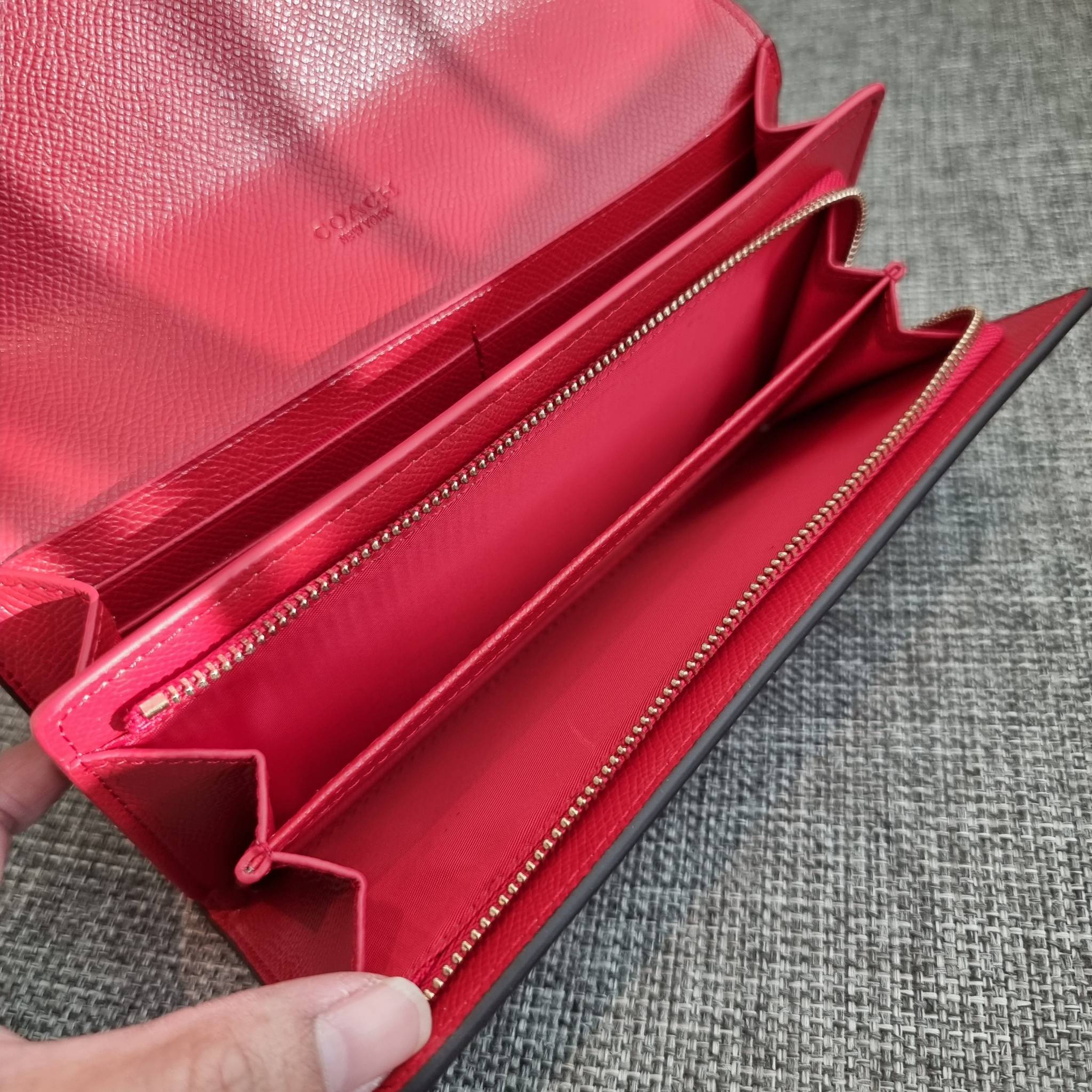 OUTLET 】COACH F31562 SLIM ENVELOPE WALLET IN SIGNATURE CANVAS WITH CHERRY PRINT คอลเลคชั่นใหม่ล่าสุด ต้อนรับนิวเยียร์ไปเลย!! 🍒🎊 กระเป๋าสตางค์รุ่นขายดี ทรงจดหมายรุ่นฝาพับ ดีไซน์ลายเชอร์รี่ น่ารักสดใส วัสดุหนังแคนวาสเคลือบลาย ภายในใส่มือถือไ