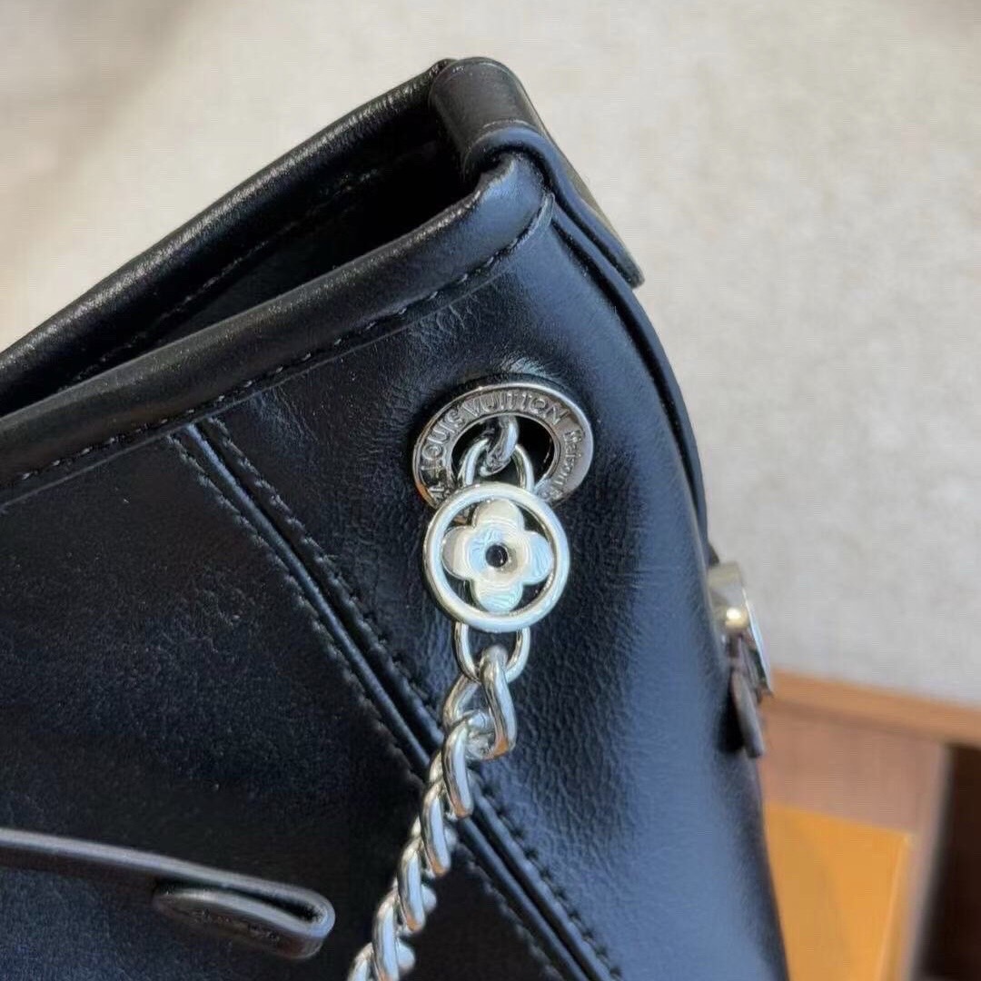 LV CarryAll Vibe BB ใหม่ล่าสุด กระเป๋าสะพายทรงโท้ทไซส์เล็ก สวยหรูดีไซน์เรียบง่ายคลาสสิค ดูผู้ดี รูปทรงสวยตลอดกาล ใช้ได้กับทุกลุค ทุกโอกาส