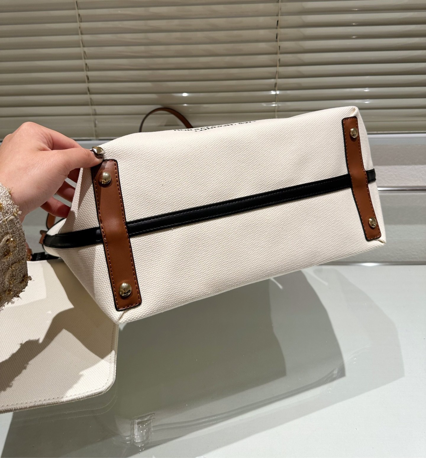 BURBERRY FRAGRANCES TOTE BAG พร้อมส่งรุ่นใหม่!! BURBERRY LARGE LONDON TOTE BAG IN WHITE / Burberry Canvas Logo Tote Bag กระเป๋าสะพายไหล่ทรงช้อปปิ้ง ทรงคลาสสิค ฮิตตลอดกาล