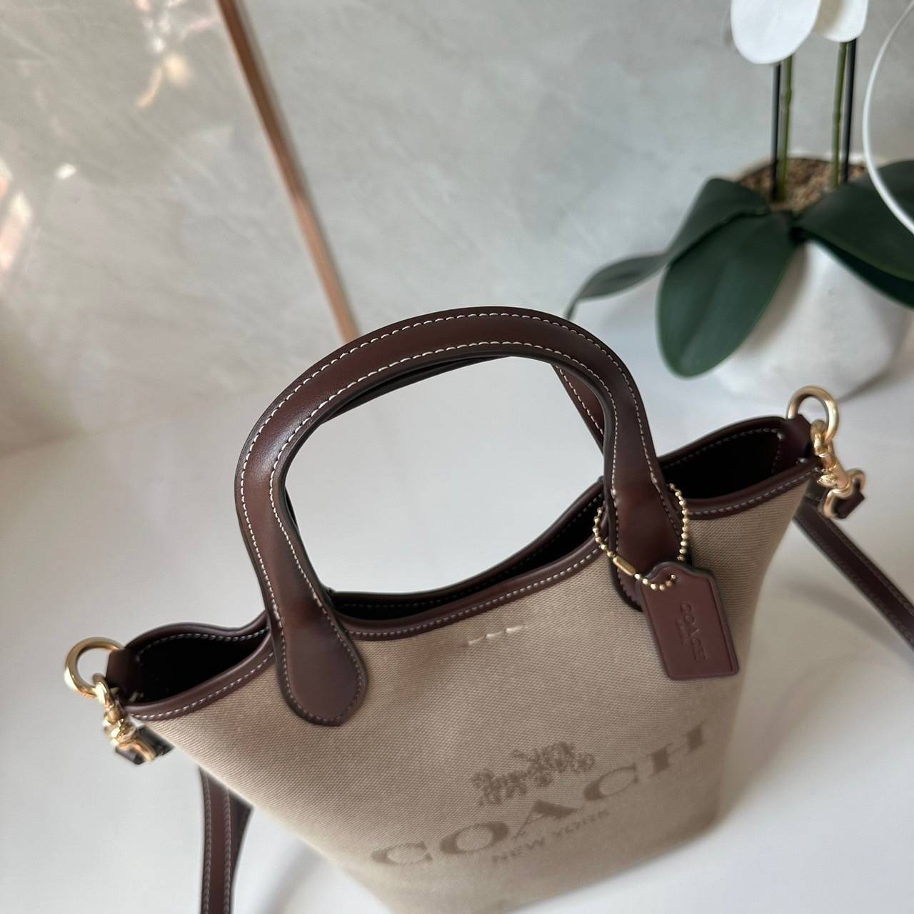 พร้อมส่ง 5 สี COACH HANNA BUCKET BAG กระเป๋าถือ/สะพายข้างทรงบักเก็ตรุ่นใหม่ดีไซน์เก๋น่ารัก เกรดท็อปออริ เกรดดีสุด สลับแท้ 1:1 ใช้ต่างประเทศได้