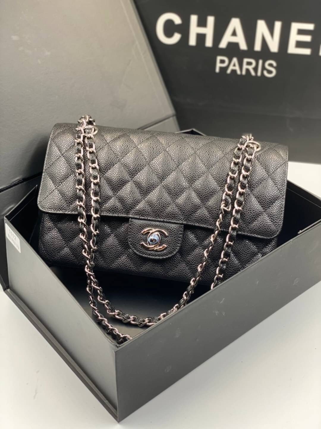 VIP GIFT 】หนังแท้ CHANEL Classic black caviar (อะไหล่เงิน/ทอง) กระเป๋าสะพาย LOOK Cool ใบนี้ ไม่มีถือว่า Out มากๆ ไม่ต้องพูดถึงความสวยเยอะ เพราะยอดขายถล่มทลาย ไม่มีไม่ได้แล้วค่าา