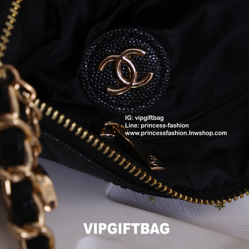 Chanel VIP Gift Coin Keychain Wallet สินค้าใหม่ สวยหรู น่าใช้ฝุดๆ กับสินค้าสมนาคุณ VIP Gift ดีเทลสวยโดดเด่น วัสดุหนังลายคาร์เวีย แต่งลายตารางรอบใบ เปิดปิดด้วยซิป หัวซิปอะไหล่โลโก้แบรนด์ มาพร้อมสายคล้องมือโซ่ร้อยหนัง รุ่นนี้ขนาดกำลังดี พกพาสะดวกมาก สามารถใ