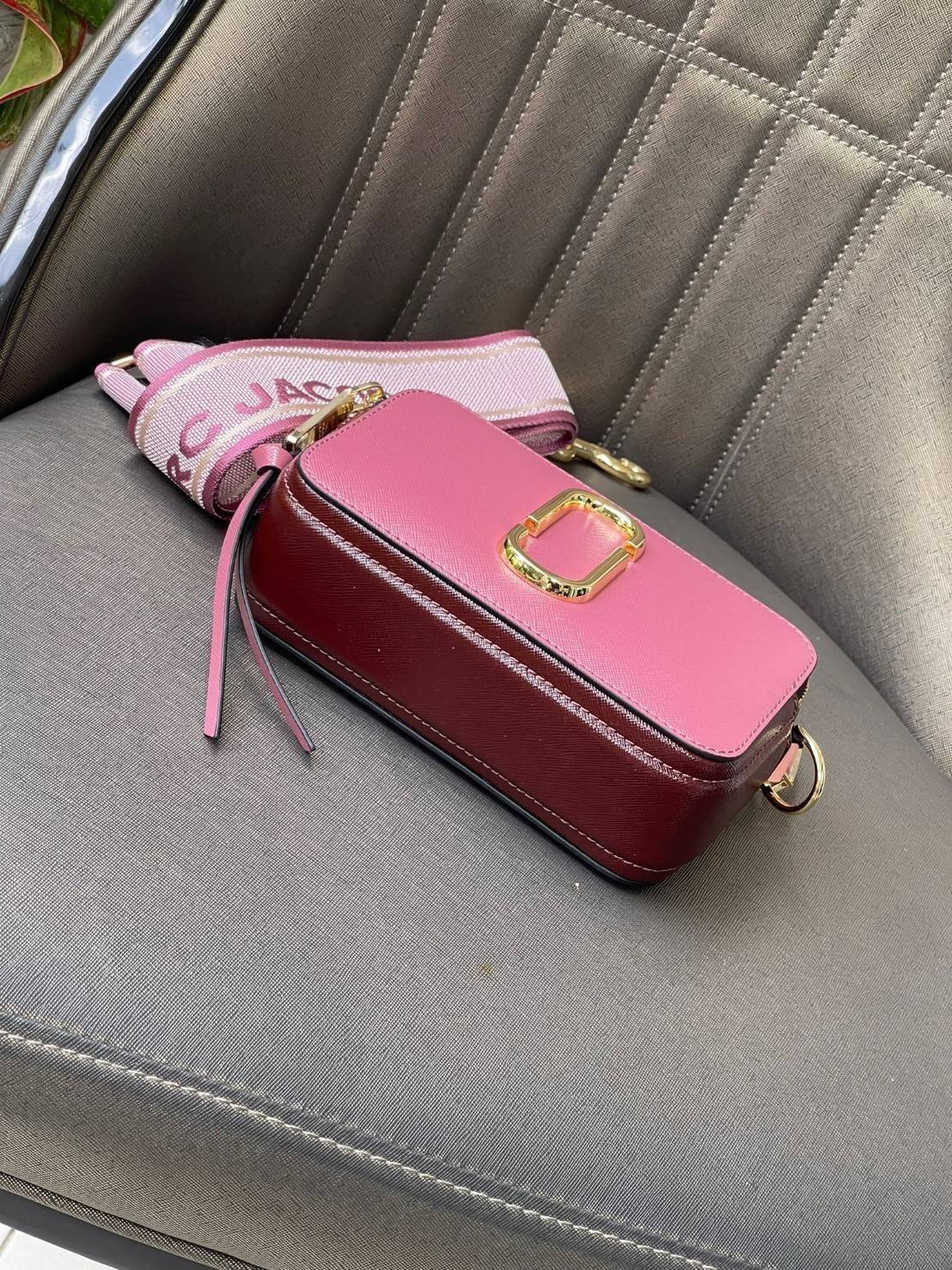 Marc Jacobs Snapshot Bag กระเป๋าแบรนด์ดังจากสัญชาติอเมริกัน นับได้ว่ารุ่นนี้เป็นรุ่นทรงฮิตเลยทีเดียว โดยด้านหน้ากระเป๋าจะเป็นโลโก้แบบโลหะที่เป็นสัญลักษณ์ของแบรนด์นี้ มาพร้อมสายสะพายที่จะสะพายยังไงก็ดูโดดเด่น เพราะขนาดใหญ่ที่สกรีนตัวอักษรโลโก้ ในรูปแบบต่าง