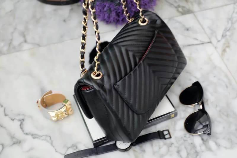 🛍ทางร้าน ได้กระเป๋า จากแบรนด์ KEEP รุ่น KEEP shoulder chevron chain handbag สวย หรู มากๆ เลยน๊า กระเป๋าอยู่ทรง หนังแกะนิ่มมากคะ สายโซ่สะพายสบายคะ สายปรับ สั้น ยาวได้คะ ภายในสีแดง มีช่องใส่ของจิกจิงหลายช่องแบ่งเก็บของเป็นสัดส่วนมากๆคะ ใบจริงสวยมาก