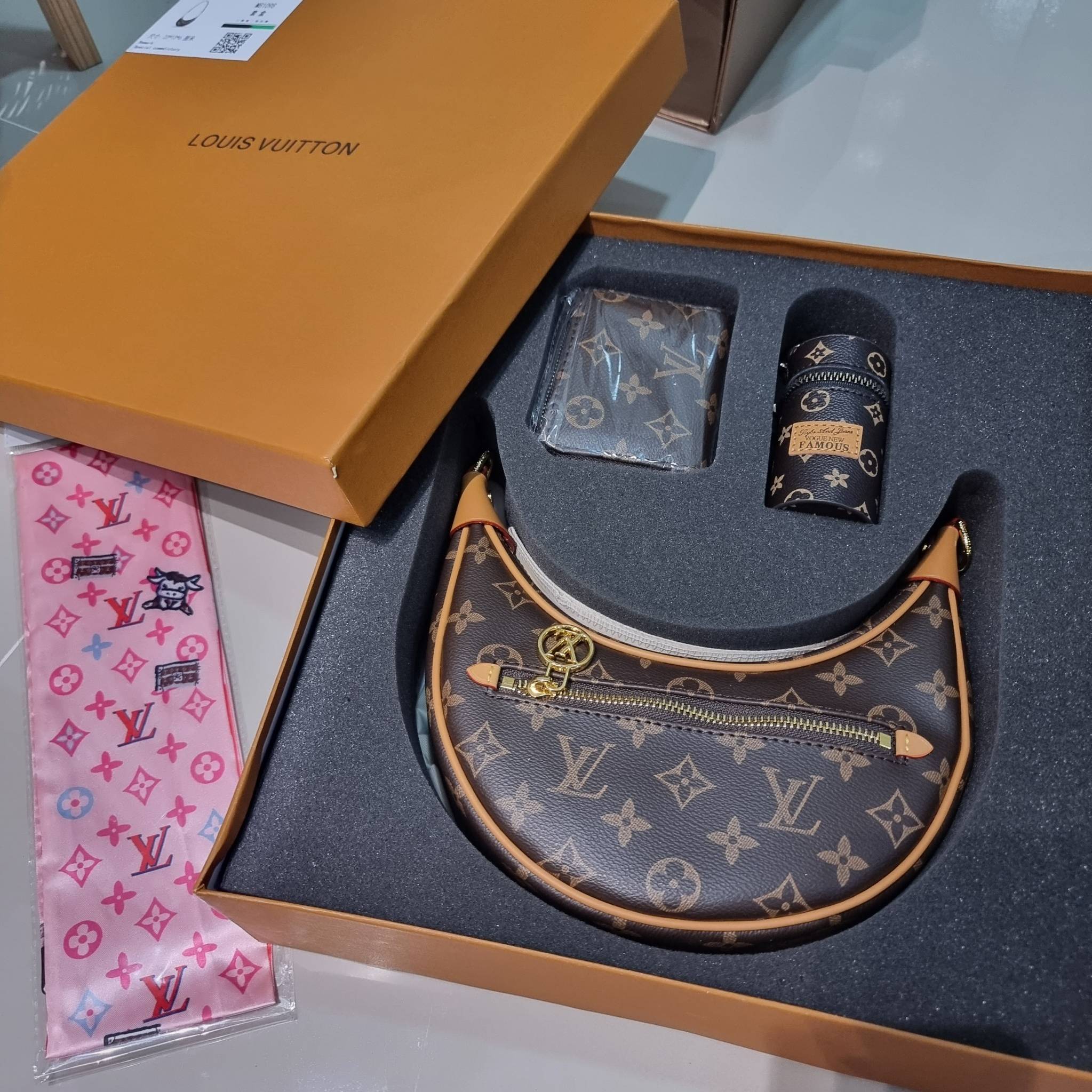 LV loop bag New in!! กับ box set ชวนสะสม ที่จับเอารุ่นยอดฮิต มามิกซ์รวมกับไอเท็มสุดคุ้มของมันต้องมี!! จัดเรียงให้อยู่ในกล่องสุดหรู ไม่ว่าจะตัวกระเป๋า กระเป๋าสตางค์ กระเป๋าจิ๋ว ใบไหนๆก็นำมาใช้งานได้จริง คุ้มค่ามากๆ แถมฟรี! ริบบิ้นลายลิมิเต็ด รวมรวบไว้ให้ได