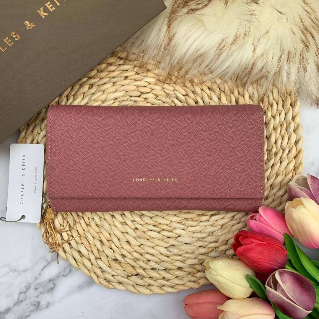 ของแท้ 💯% CHARLES & KEITH METAL TASSEL CLASSIC LONG WALLET กระเป๋าเงินใบยาวรุ่นพู่ยอดฮิต!! หนังพิมพ์ลายคาร์เวียร์ใช้ทน ด้านหลังมีช่องใส่บัตร/แบงค์ได้
