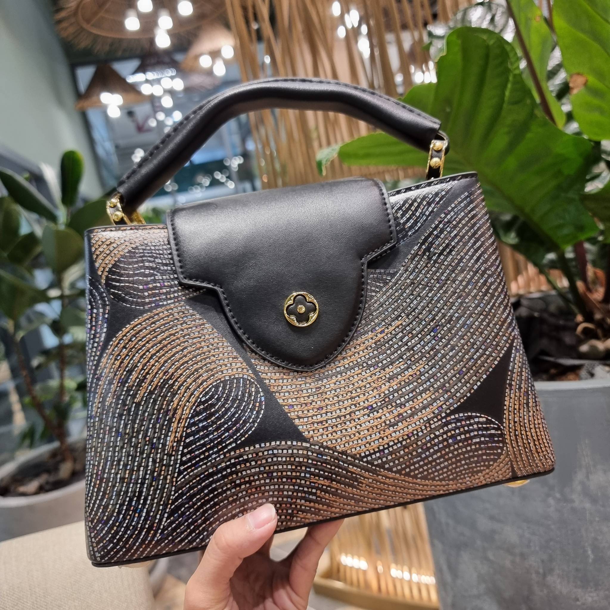 LV capucines top handle วีไอพีพรีเมี่ยมกิ๊ฟจากเคาน์เตอร์ ที่สุดของความสวยในราคาเบาๆ กระเป๋าถือสุดหรู ดีไซน์ทรงคลาสสิค พร้อมลวดลายหรูหรา มาพร้อมหูจับในตัว ด้วยรูปทรงวินเทจและวัสดุหนังแท้ ขับผิว ทำให้ไอเท็มนี้สะกดทุกสายตาจริงๆ และยังมีลูกเล่นที่ฝาปิดกระเป๋า