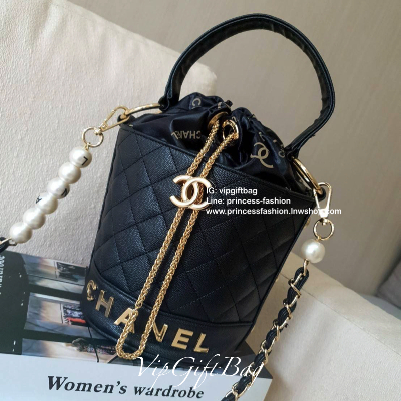 กรี้ดสลบสำหรับรุ่นนี้ งานหรูในราคาสบายกระเป๋ากับ CHANEL VIP GIFT(GWP) ของแท้ 100% จากเคาเตอร์แบรนด์ CHANEL ทรงจีบแบบกลมที่กำลังมาแรง ขนาดกำลังดี วัสดุหนัง CAVIER หูรูดโซ่อะไหล่ทอง ด้านในบุผ้าไนลอนปั้มแบรนด์ ใส่โทรศัพท์ได้ทุกรุ่น พร้อมของจุกจิก มีช่องซิปอี