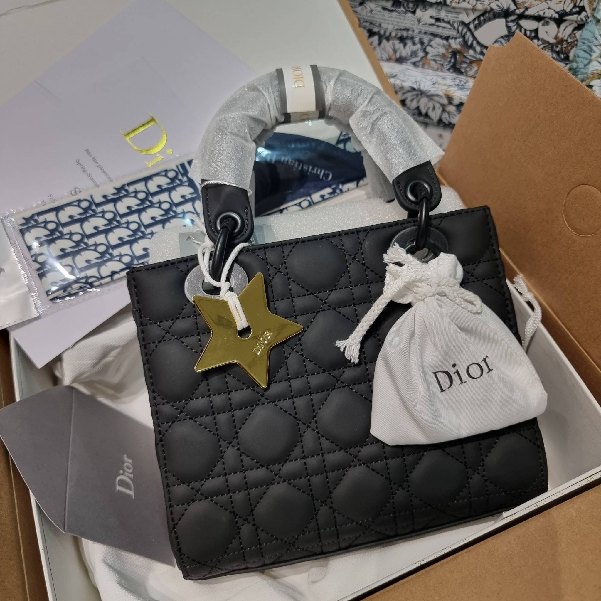 SMALL LADY DIOR MY ABCDIOR BAG Ultramatte Cannage Calfskin / CD LADY ULTRAMATTE BAG พร้อมส่ง กระเป๋าสะพายข้าง ดีไซน์เรียบง่าย แต่แฝงไปด้วยความหรูหรา ทรงกล่องคลาสสิค โดดเด่นด้วยพวงกุญแจอะไหล่สีเดียวกับตัวกระเป๋า ผิวแมทท์ ลายเส้นซ้อนทับสวยงาม