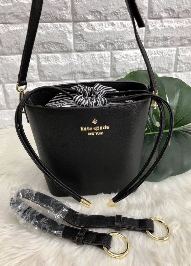 Kate spade new york cameron street pippa bag 2018 พร้อมส่งอีกรอบ กระเป๋าวัสดุหนัง saffiano ทรงถัง สามารถถือได้หรือสะพายข้าง ด้านหน้าติดอะไหล่แบรนด์ ปากกระเป๋าเปิดปิดแบบหูรูด ภายในกระเป๋าโล่ง ใส่กระเป๋าสตางค์ใบยาวได้ หรือของอื่นๆได้จุ มาพร้อมสายสะพายยาว ถอ