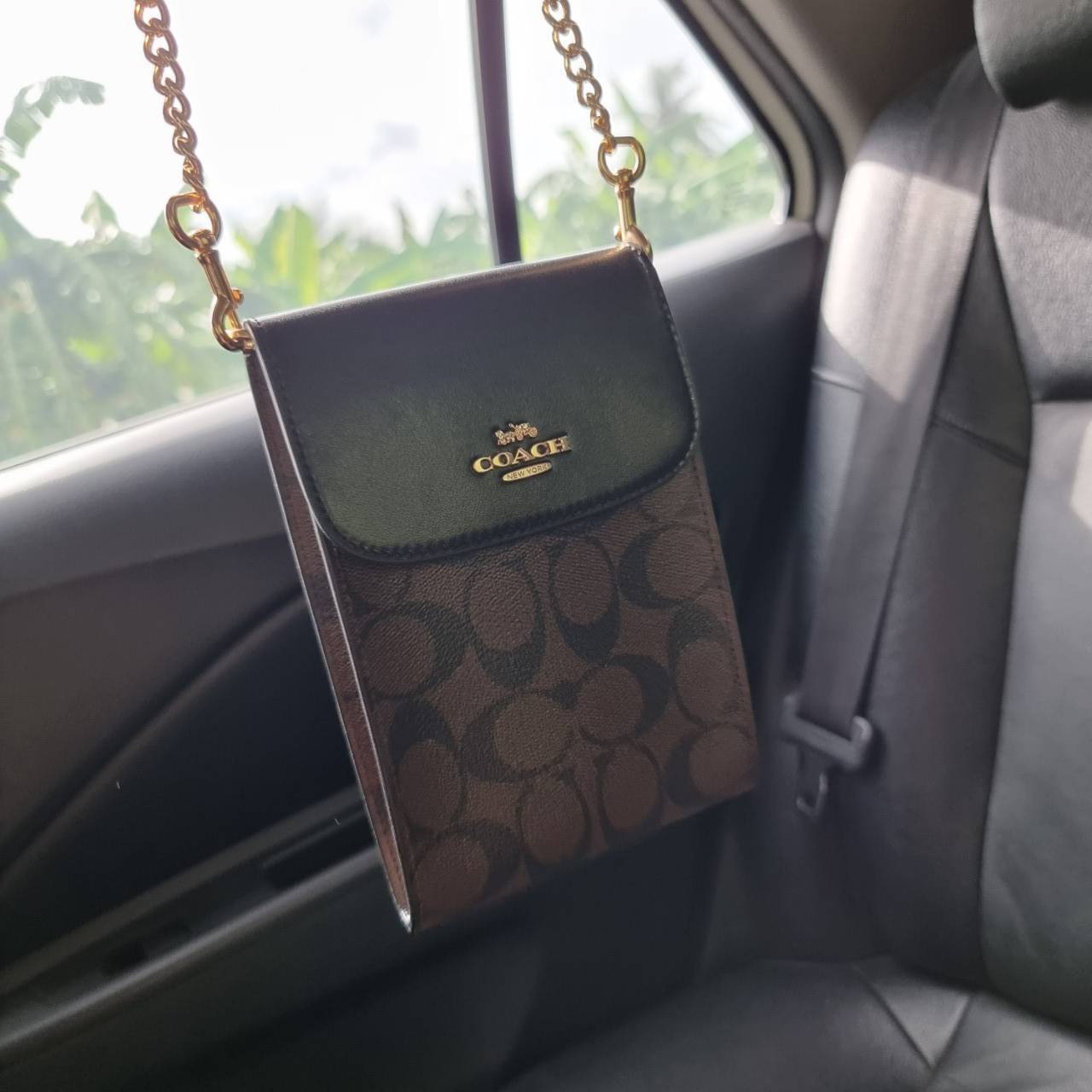 COACH 3051 RACHEL PHONE CROSSBODY IN SIGNATURE CANVAS HOT ITEM!! กระเป๋าสะพาย case phone ต้องมา ให้คุณพกพา gadget ล้ำไปได้ทุกที่ ใส่โทรศัพท์มือถือได้ทุกรุ่น ดีไซน์ใหญ่กว่าเดิม และยังมีช่องเก็บบัตรให้เพิ่มไปอีก ดีไซน์ลายซีคลาสสิค วัสดุหนังแคนวาส เปิด-ปิดด้