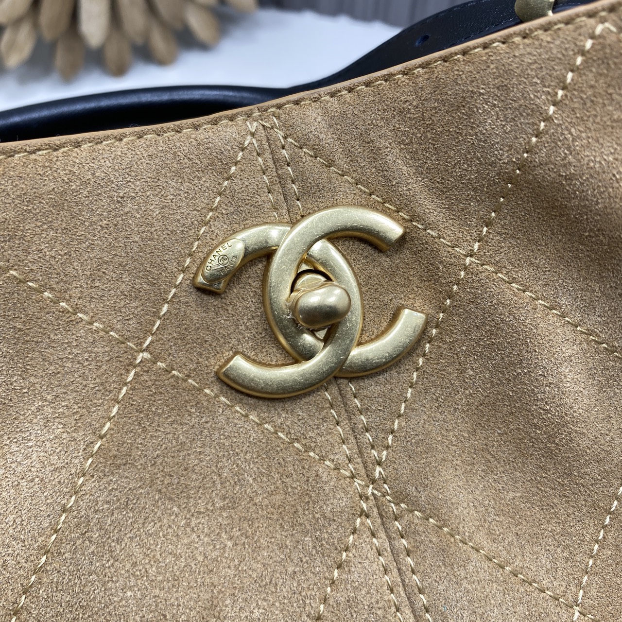 ORI หนังแท้ | CHANEL Shopping Bag 25A Suede Bag กระเป๋าช้อปปิ้งทรงโท้ท ดีไซน์ใหม่ทรงยาว หนังกลับสีทูโทน ในคอล Métiers D'art 2024/25 ดีไซน์ใหม่หนังกำมะหยี่โทนน้ำตาล ใช้งานง่าย สวยหรูดูแพง