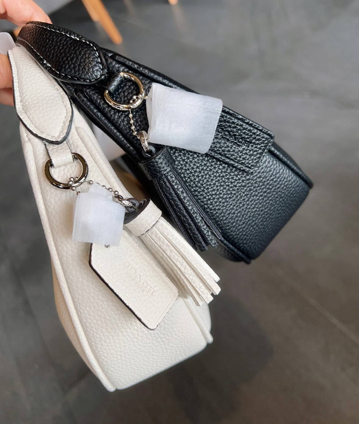 COACH CARMEN MINI CROSSBODY BAG กระเป๋ารูปทรงพระจันทร์โค้งมน น่ารักน่าใช้มากๆ!! เกรดท็อปออริ เกรดดีสุด สลับแท้ 1:1 ใช้ต่างประเทศได้