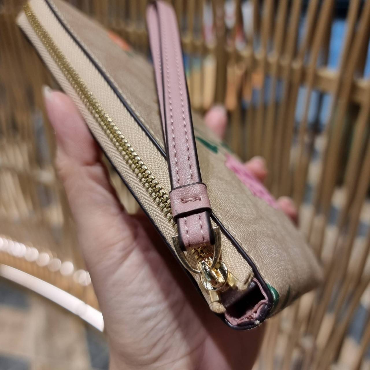 COACH 2972 CORNER ZIP WRISTLET IN SIGNATURE CANVAS WITH BUTTERFLY PRINT มาแล้วจ้า ไอเท็มสุดปัง!! ฮิตไม่เลิก!! พร้อมลวดลายสุดคิ้วท์ น่ารักน่าใช้ขึ้นไปอีก กระเป๋าคล้องมือ ขนาดเหมาะพกพา วัสดุหนังแคนวาส ภายในเป็นช่องโล่ง ใส่ธนบัตร หรือใส่บัตร ใส่เหรียญ ได้หมด