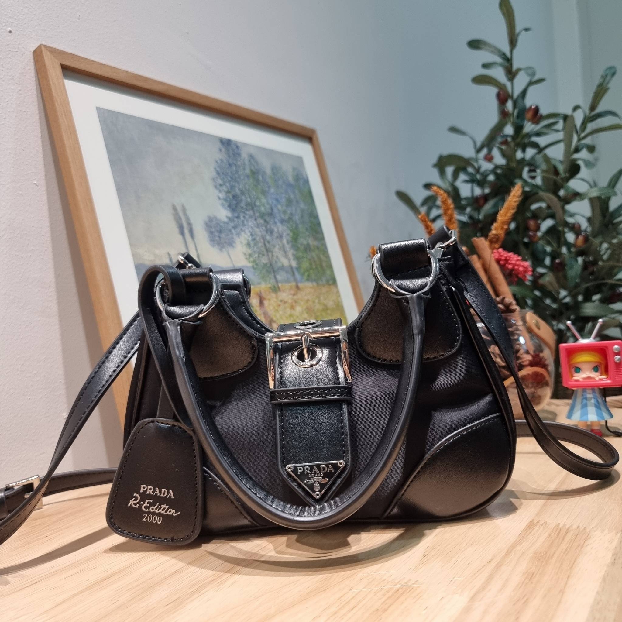 Prada Moon bag / PRADA RE-NYLON AND LEATHER MOON PADDED BAG ใหม่ล่าสุด กับคอลที่ใครๆเห็นก็ต้องรัก ขนาดกำลังน่ารัก ดีไซน์สวยดุ และยังดูแพงได้อีก