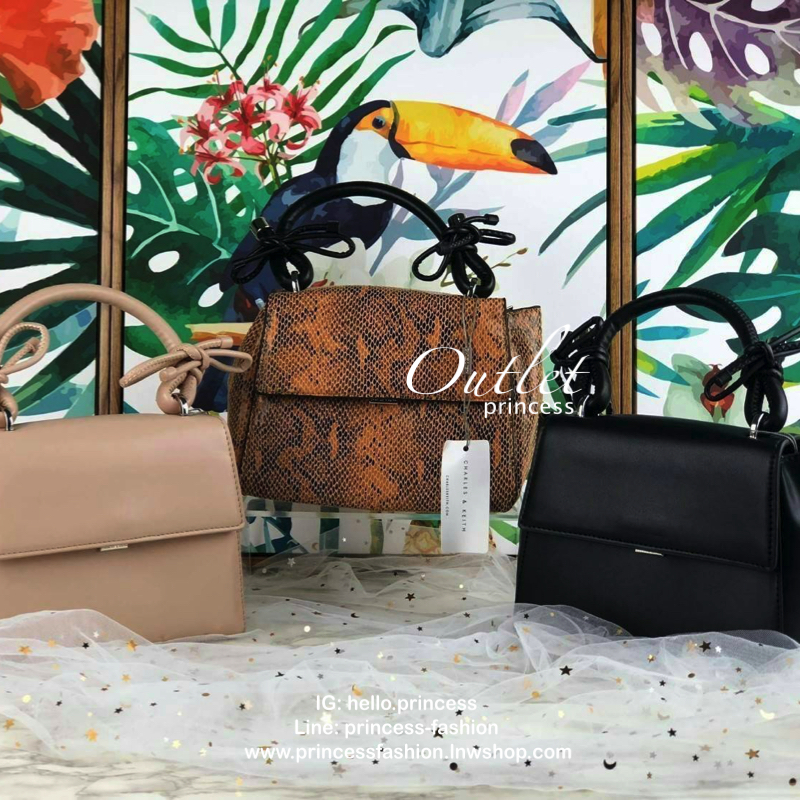 CHARLES & KEITH DOUBLE BOW LEATHER TOP HANDLE SNAKE PRINT BAG กระเป๋าถือ/สะพายใบน่ารัก ขนาดกำลังดี หูหิ้วแต่งโบว์น่ารัก เปิดปิดด้วยตัวกดล็อก ด้านในจุของพอสมควรเลยค่ะ ใส่ iPhone plus /กระเป๋าเงินใบกลางได้ มีสายสะพายยาวถอดและปรับสายได้ 1 เส้น รุ่นนี้น่ารักจ
