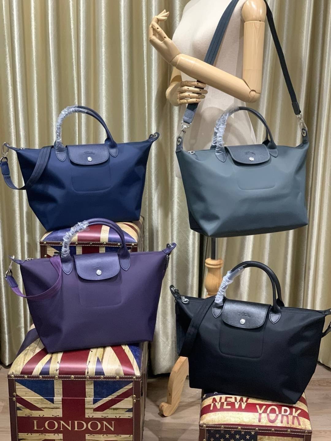 Longchamp Le Pliage Neo Size M มาพบกับกระเป๋ารุ่นยอดนิยม ที่สาวๆ ต้องมีไว้เก็บไว้สักใบ กระเป๋าโท้ทใบนี้ มาพร้อมกับสีที่มีสไตล์เรียบง่าย มีสายสะพายยาวช่วยให้คุณสามารถสะพายไหล่ได้อย่างสบาย ในขณะที่ที่ปิดแบบซิปช่วยให้คุณมั่นใจได้ว่าของด้านในมีความปลอดภัย Le 