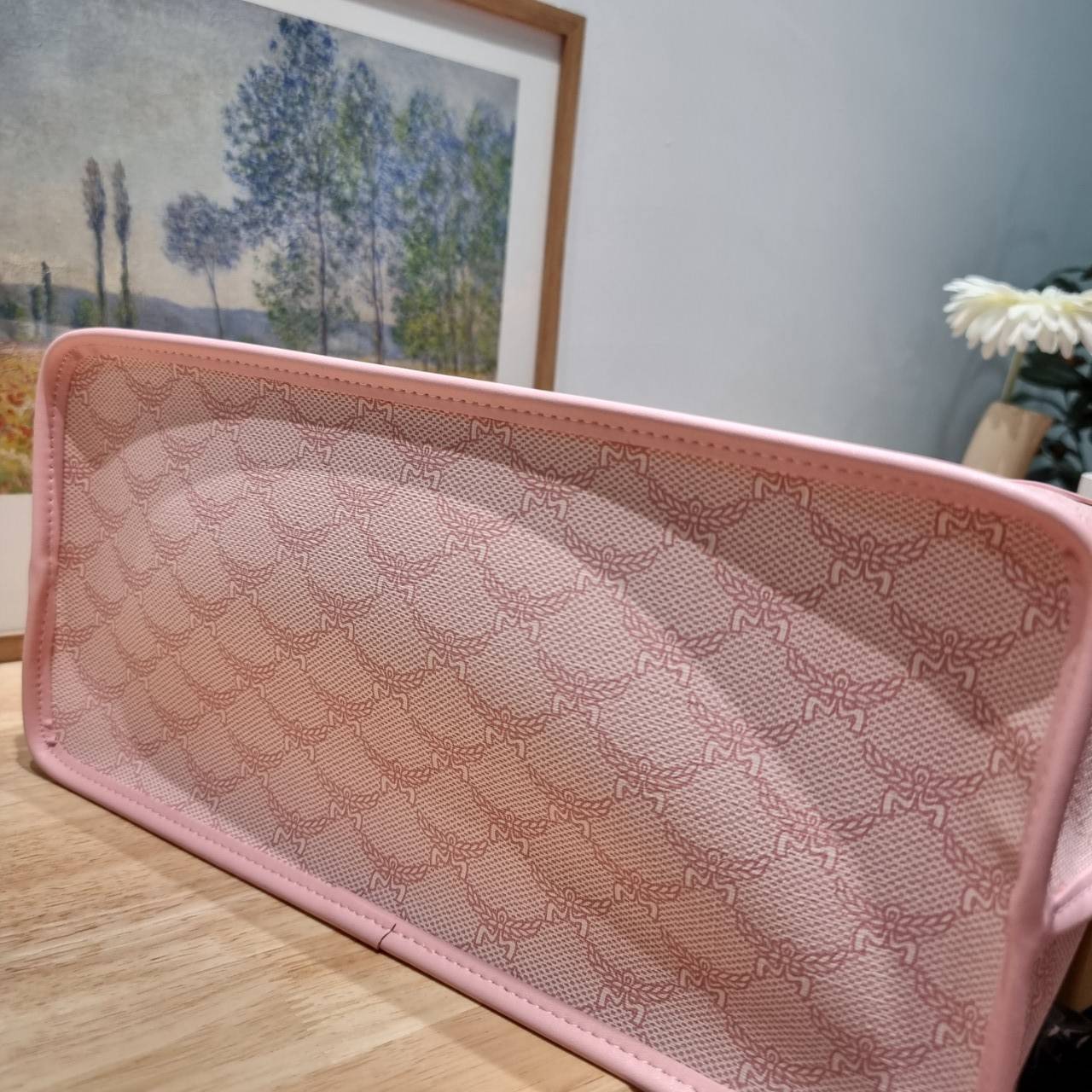 M.C.M MEDIUM HIMMEL SHOPPER IN LAURETOS กระเป๋าทรงโท้ทช้อปปิ้ง เรียบหรู คอลใหม่ พร้อมสีใหม่ ดีไซน์ละมุน น่าใช้มากๆ ก พิเศษสุดกับพวงหนังพร้อมห่วงกุญแจทึ่สามารถห้อยพวงกุญแจน่ารักๆได้