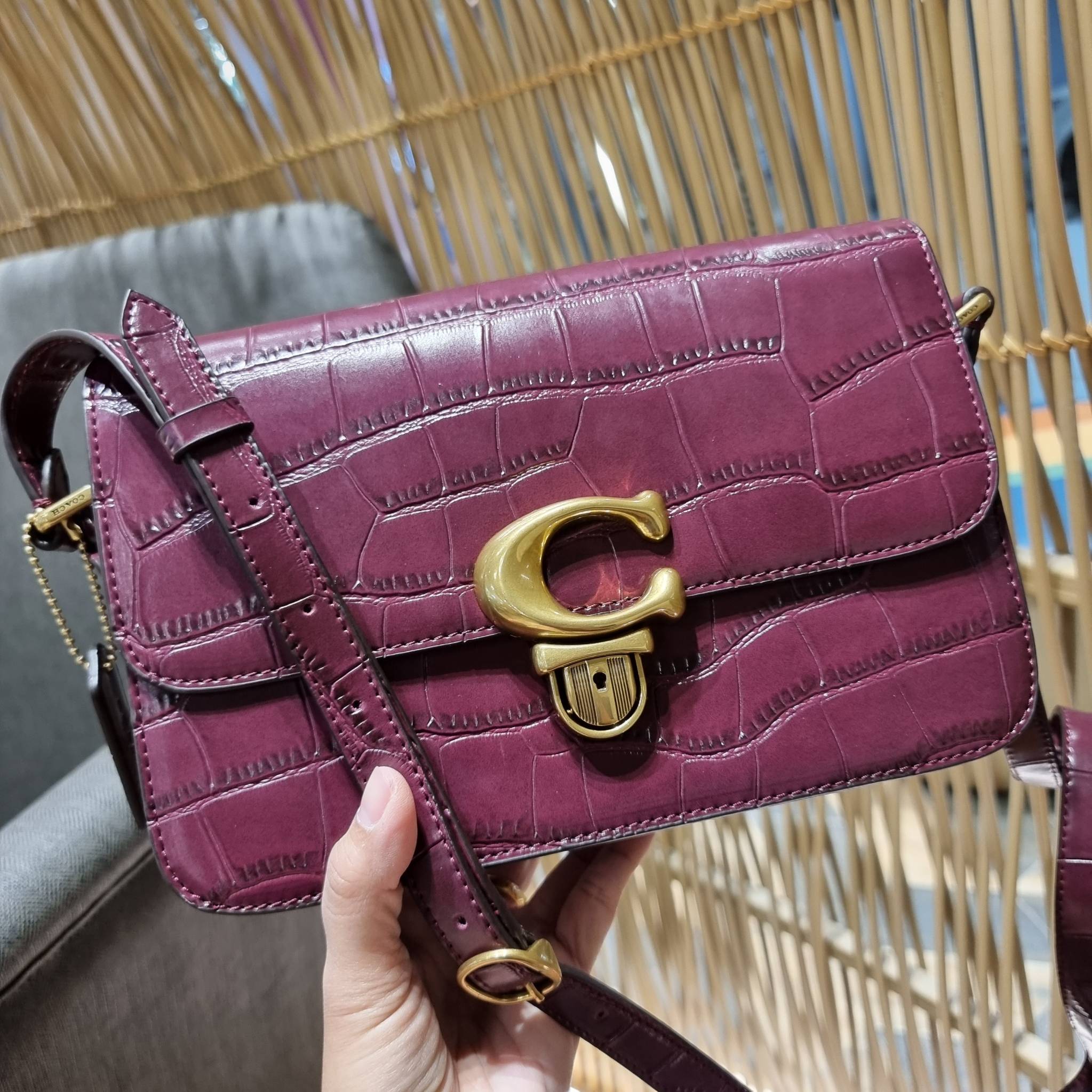 OUTLET 】COACH STUDIO SHOULDER BAG IN SIGNATURE CANVAS (C6639 C6640) สีใหม่รับความเฮง กับคอลเลคชั่นใหม่สุดอีกหนึ่ง!! มาแบบเลิศๆหรูๆมากแม่ กระเป๋าสะพายข้างลุคไฮน์ ที่ดีไซน์ออกมาได้ปัง และดูแพงมากๆ ด้วยดีเทลคลาสสิคผสานความเป็นเอกลักษณ์ เรียบง่ายแต่แฝงความมีด