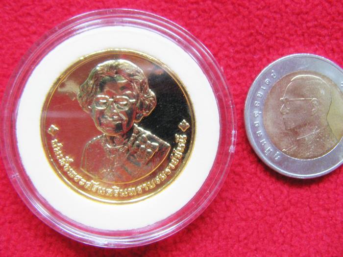 สินค้าหมดค่ะ เหรียญที่ระลึกชุบทองพระราชพิธีถวายพระเพลิงพระบรมศพสมเด็จย่าพร้อมตลับค่ะ