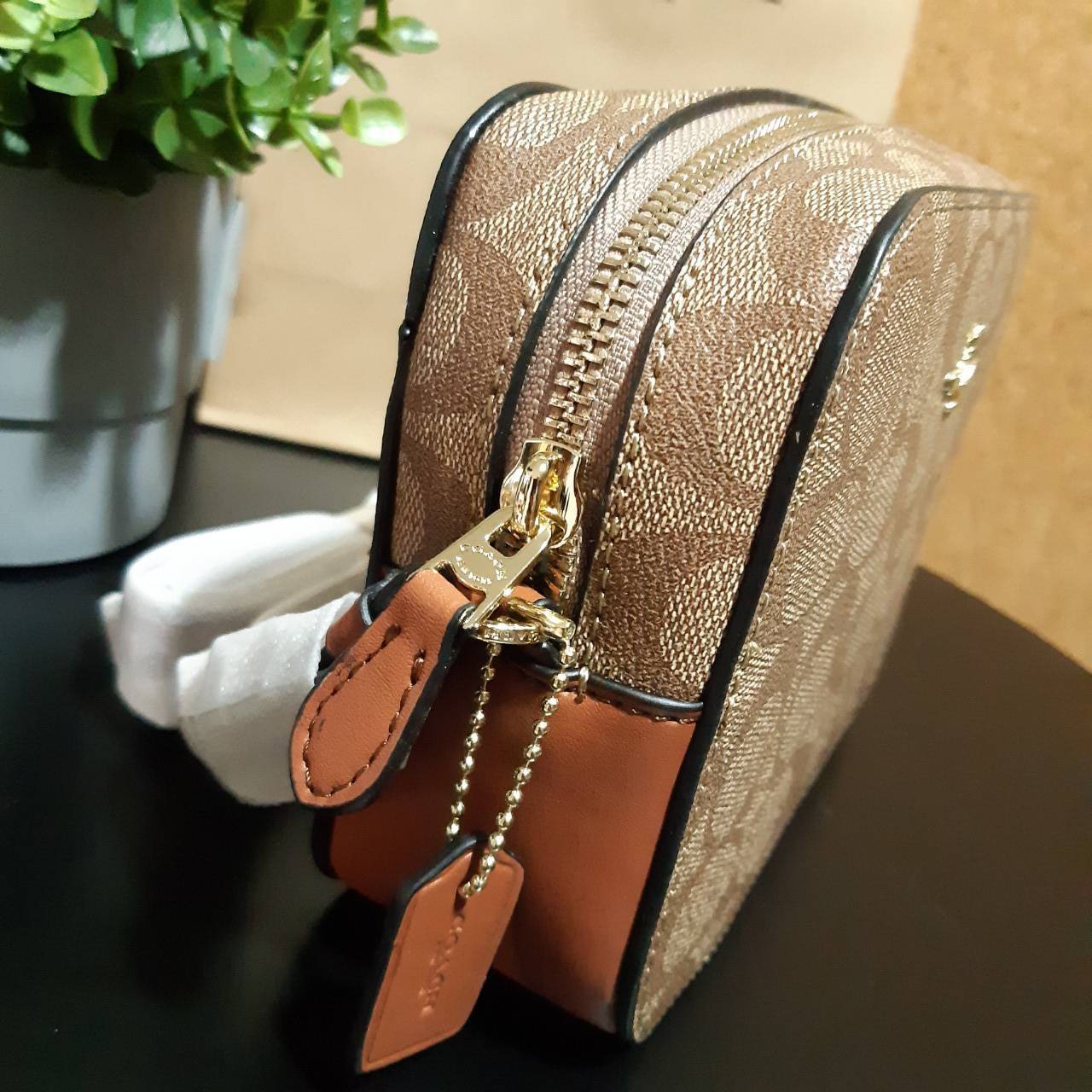 COACH 91677 MINI CAMERA BAG IN SIGNATURE CANVAS ขายดีที่สุด!! กระเป๋าสะพายข้างไซส์มินิ คลาสสิคอยู่ทรง อะไหล่ทองตัดดูหรู วัสดุหนังแคนวาสเคลือบลาย เปิด-ปิดด้วยซิป สายสะพายปรับได้ตามตัว ใบนี้แมทช์ได้ทุกลุค ใช้เป็น everyday bag ได้สบายๆเลยจ้า