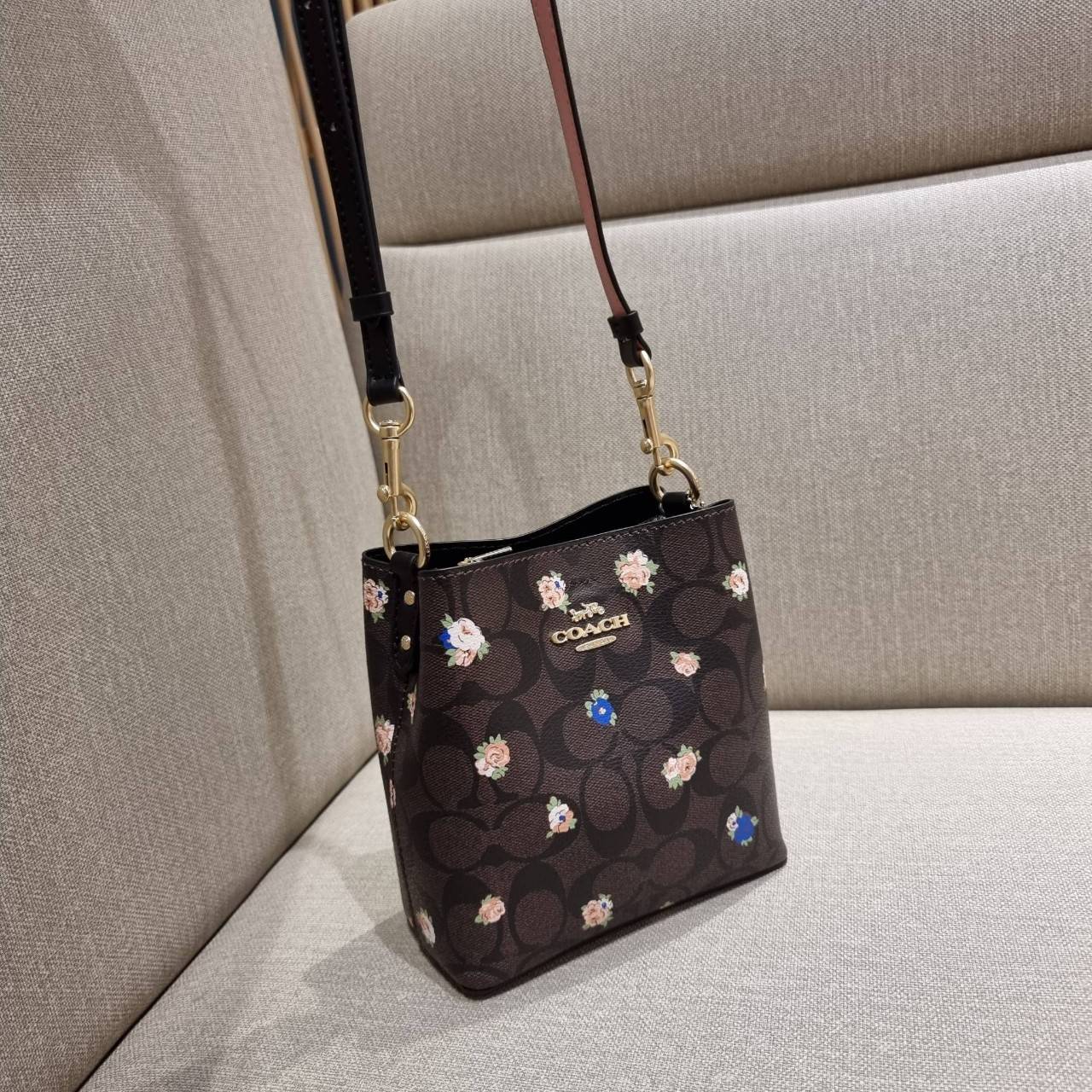 COACH MINI TOWN BUCKET BAG IN SIGNATURE CANVAS WITH VINTAGE MINI ROSE PRINT ((7270 7268 7267)) คอลเลคชั่นใหม่ล่าสุด!! น้องสาวคนสวยมาแล้วจ้า สดใสต้อนรับเทศกาลคริสต์มาส 🎅🎄 กระเป๋าบัคเก็ต ไซส์มินิ ใบจริงน่ารักม้าก!! น่าใช้แบบที่สุด วัสดุหนังแ