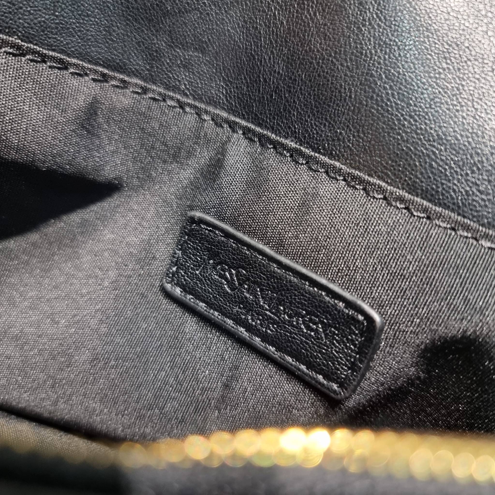 YSL College Medium Bag / Yves Saint laurent crossbody boutique กระเป๋าสะพายไหล่ ดีไซน์ทรงสวยหรู พิเศษ แถมฟรี พวงกุญแจห้อยเอกลักษณ์แบรนด์ ดูแพงไปหมดจริงๆไอเท็มนี้