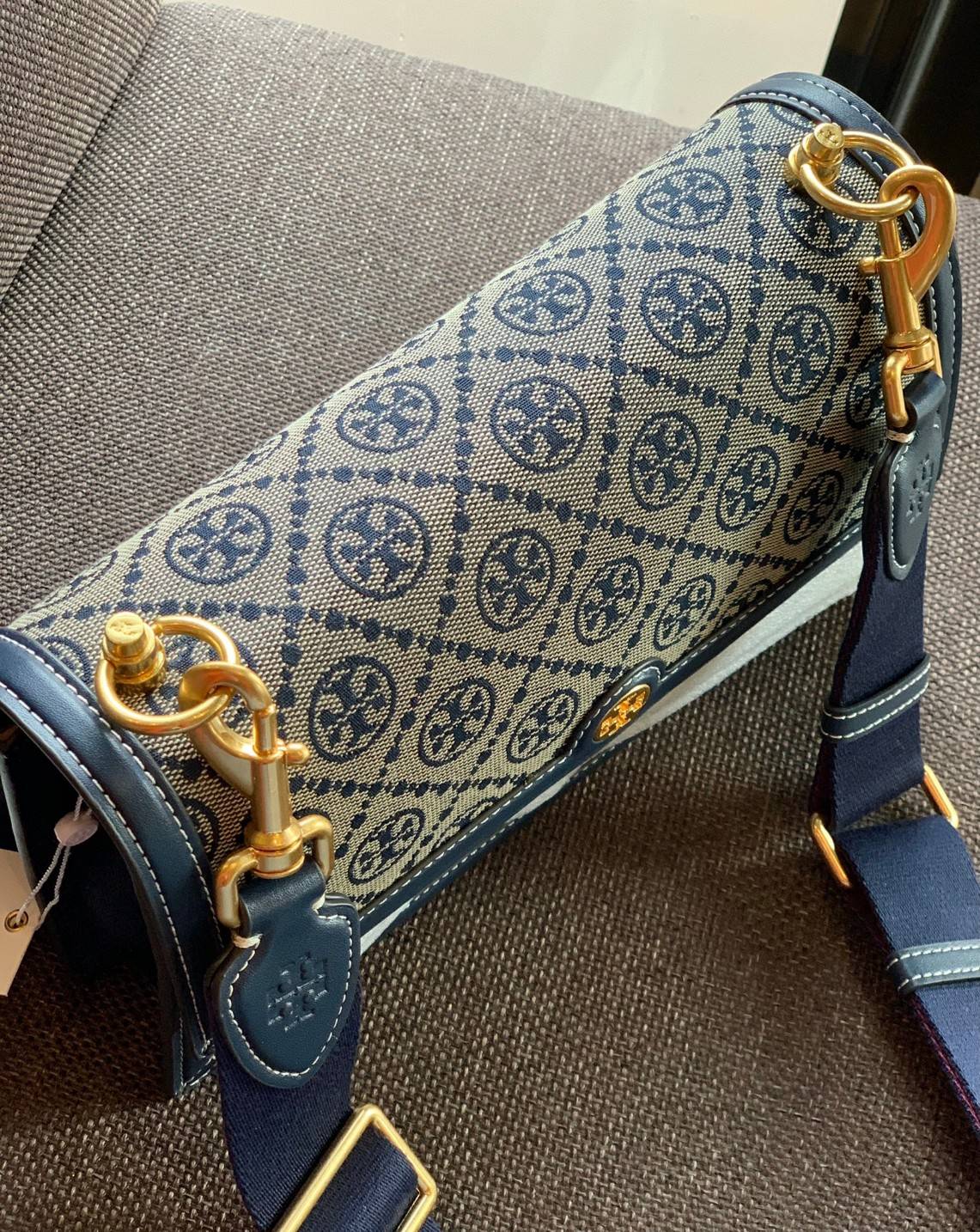 คุณภาพจัดเต็มกันเลยค่าา😘Tory Burch T Monogram Jacquard Shoulder Bag ห้ามพลาด! กระเป๋าสะพายแบบครอสบอดี้ร์ วัสดุJacquard+หนังแท้ชั้นดี ได้ลงตัวสวยงาม รูปแบบร่วมสมัยตามแบบฉบับแบรด์ได้ดีทีเดียวค่ะ! เปิดปิดกระเป๋าแบบอะไหล่แบรนด์ล็อคแม่เหล็ก