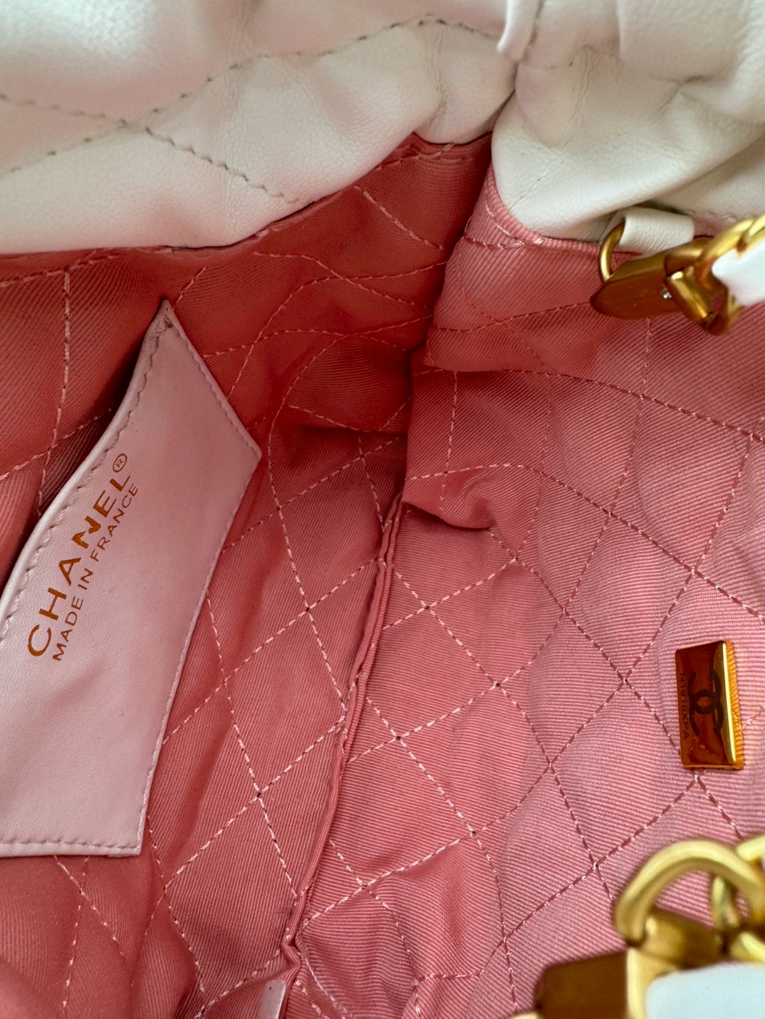 Chanel 22 mini bag กระเป๋าสะพายดีไซน์สุดเรียบหรู โดดเด่นจากสายสะพายโซ่สีทอง และเหรียญโลโก้ เพิ่มความแพงไปอีก ใช้ได้ง่ายๆไปเลยทุกโอกาส เกินต้านที่สุดกับไอเท็มนี้