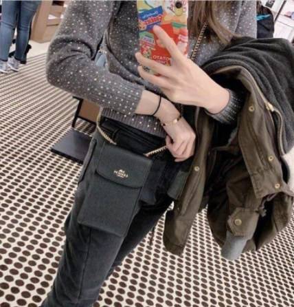 COACH PHONE CASE CROSSBODY BAG ((73486//76988//76357//39955//91046)) COACH NORTH/SOUTH CROSSBODY IN SIGNATURE CANVAS กระเป๋าใส่โทรศัพท์รุ่นนี้ มีความโดดเด่นทั้งดีไซน์และคุณสมบัติในการใช้งาน ด้วยลวดลายที่มีซิกเนเจอร์เป็นเอกลักษณ์แล้ว ด้านหลังยังมีช่องใส่กา