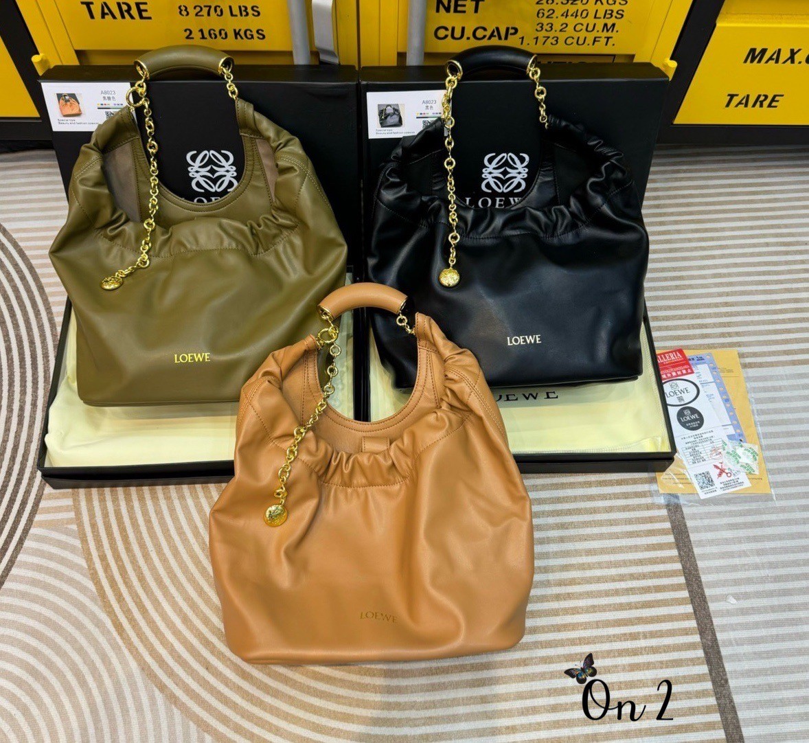 LOEWE Medium Squeeze bag in nappa กระเป๋าสะพายคอลใหม่ ดีไซน์เก๋เรียบหรูงานสวยทั้งภายนอกและภายใน ขึ้นแบบจากงานจริง เป๊ะสุด ปั้มทุกจุด งานจริงสวยทุกมุมเป๊ะปังมากค่ะ