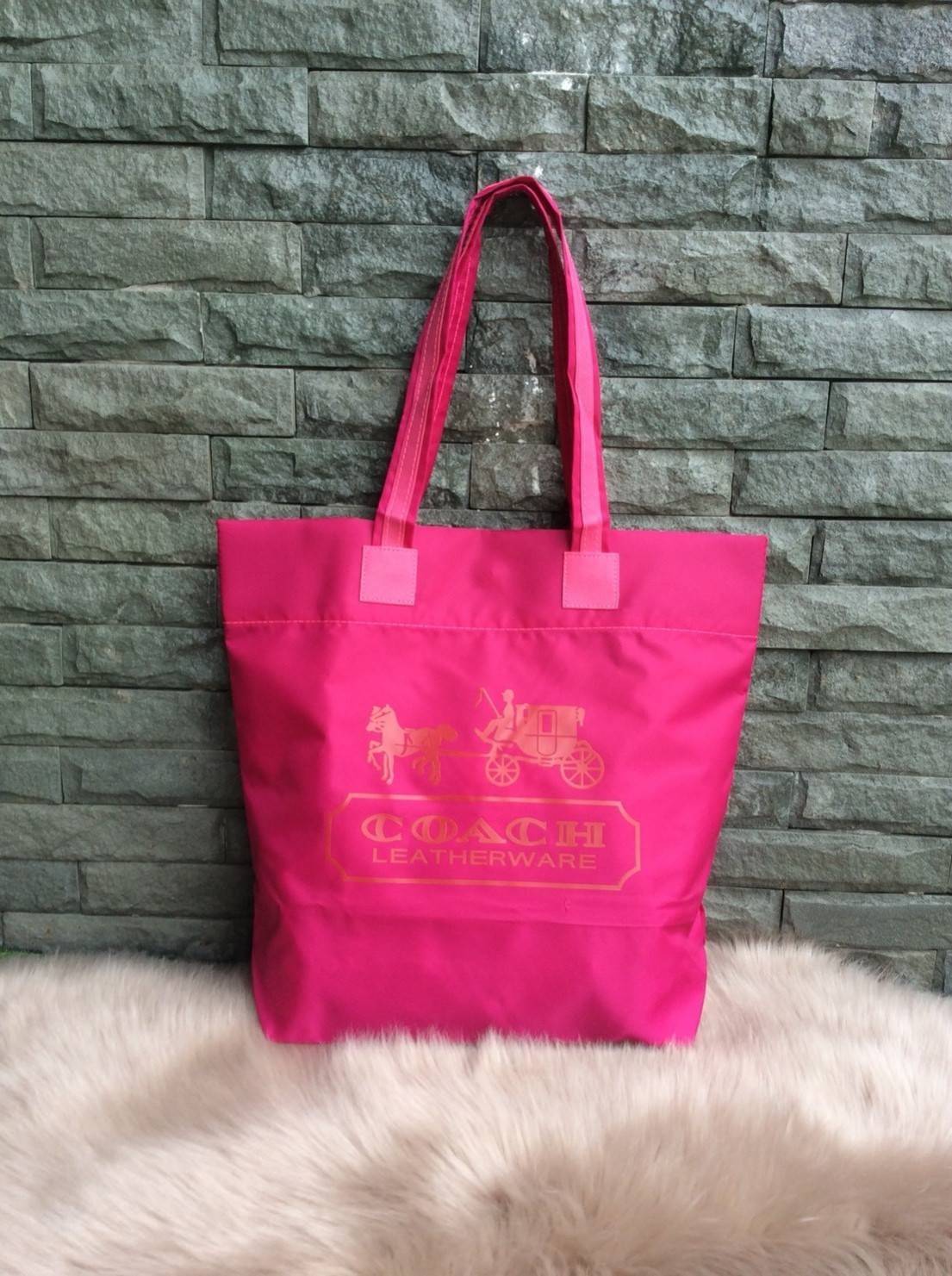 COACH nylon tote bag กระเป๋าสะพายทรง tote วัสดุ nylon หูหิ้วหนัง+ nylon ด้านหน้าปั๊ม logo brand เปิดปิดด้วยกระดุมแม่เหล็ก ภายในกว้าง ใส่ A4 ได้ และมีช่องซิปเล็กใส่ของจุกจิก ใบนี้จุได้เยอะ ทนทานทำความสะอาดง่ายค่ะ สวยทุกสีค่ะ