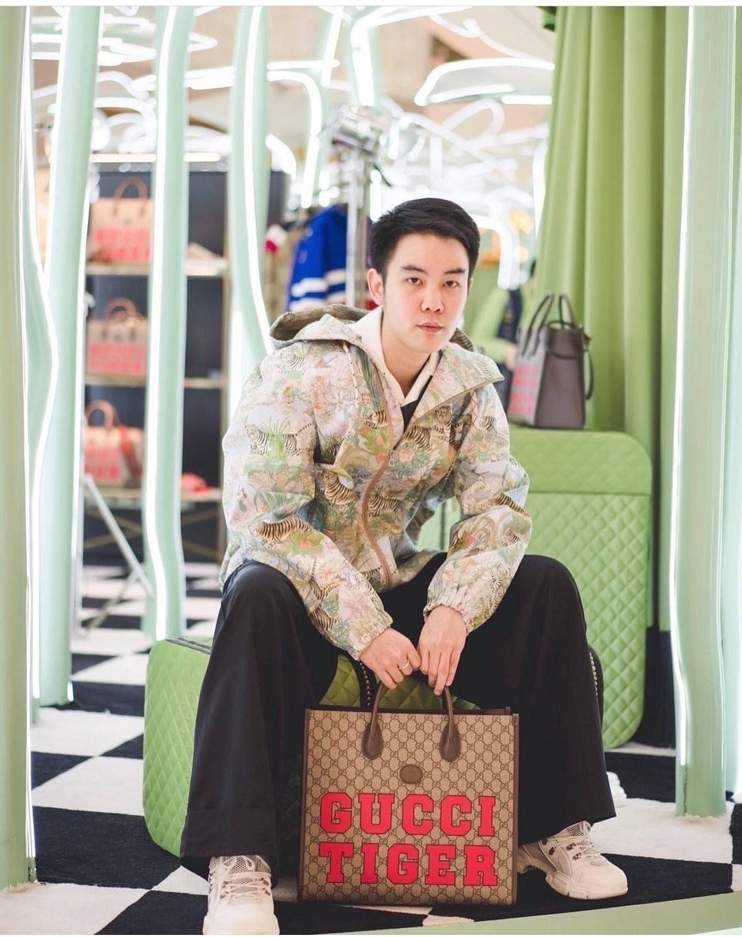 GUCCI Tiger GG small tote ใบใหญ่ ร้อนแรงไฟลุก!! ต้อนรับปีเสืออย่างเป็นทางการ จัดให้แบบเลิศๆ กับกระเป๋าทรงโท้ท วีไอพีพรีเมี่ยมกิ๊ฟ ไซส์ใหญ่ โดดเด่นด้วยจัมโบ้ฟอนท์ สวยเอกลักษณ์ วัสดุหนังแคนวาส ภายในโล่งกว้างมาก ใส่ของแบบแน่นๆ จุๆไปได้เลย หมดห่วง!! และยังมีส