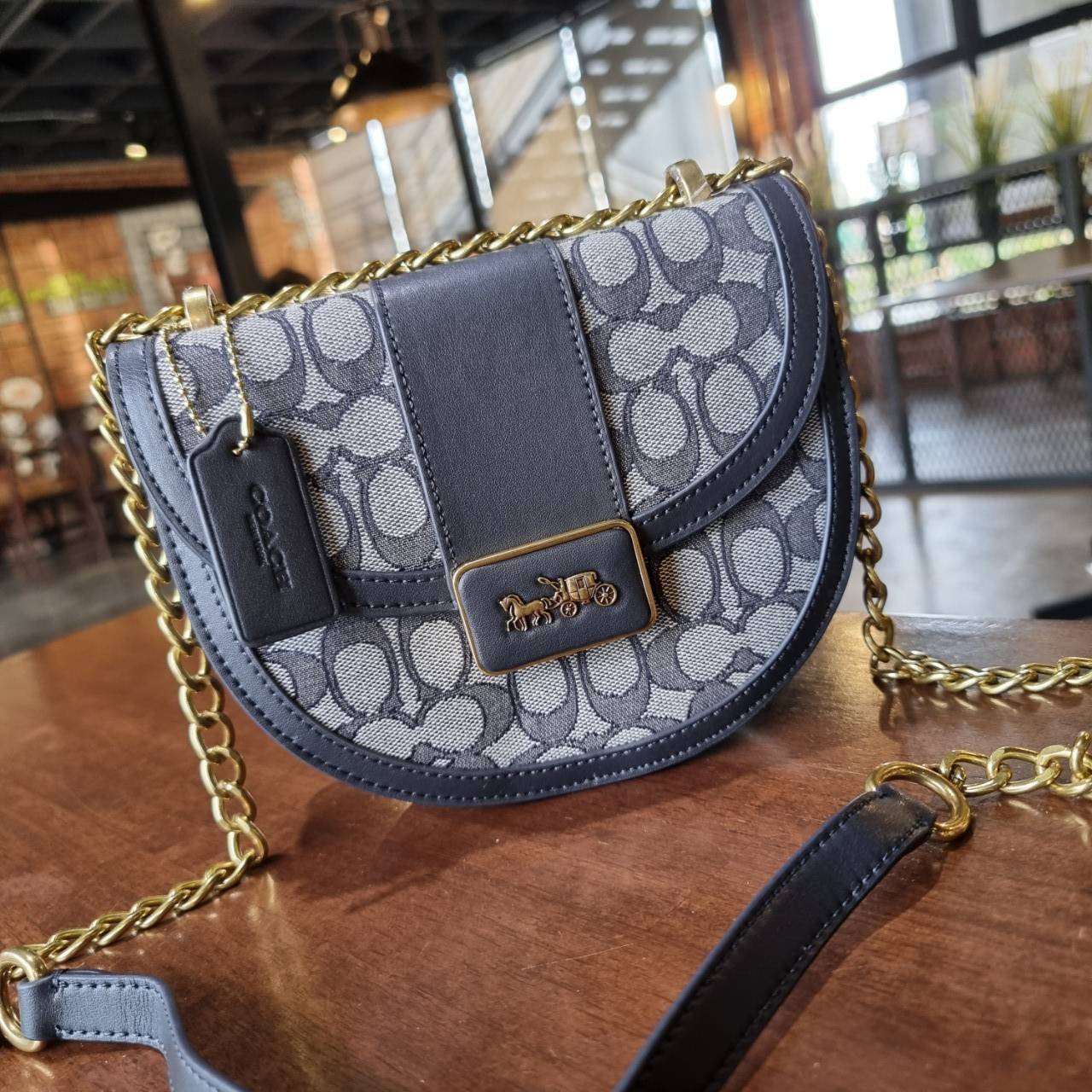 COACH ALIE SADDLE BAG IN SIGNATURE JACQUARD (C4694//C3464) New item!! กระเป๋าสะพายทรง saddle ดีไซน์วินเทจย้อนยุค แฝงความหรูในตัวด้วยอะไหล่สีทองเหลือง โดดเด่นไม่ซ้ำใครแน่นอน วัสดุผ้า jacquard สลับหนังแท้ ภายในเป็นช่องโล่ง มาพร้อมสายสะพายครอสบอดี้ ที่สามารถ