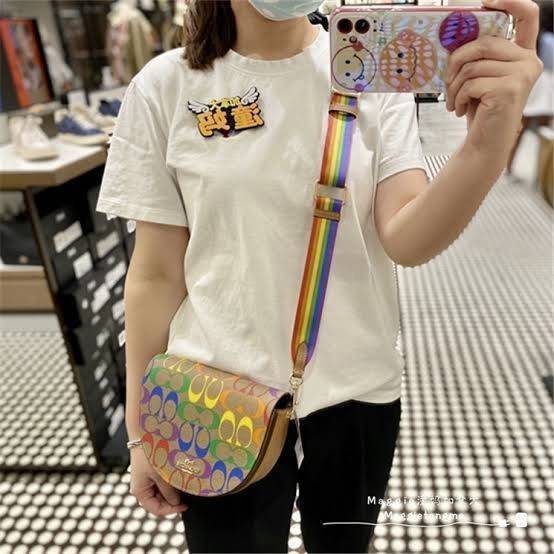 COACH ELLEN CROSSBODY IN RAINBOW SIGNATURE CANVAS (COACH C4098) ให้สายรุ้ง มัดใจได้มั้ยเนี้ย🌺คอลเลคชั่นที่ไม่ต้องพูดเยอะ//กระเป๋ารูปทรงน่ารัก ที่ใครได้เห็นเป็นต้องอดใจไม่ไหว // วัสดุหนังแคนวาสผสมหนังแท้ กระแทกความสดใสขึ้นไปอีกขั้น ด้วยลาย