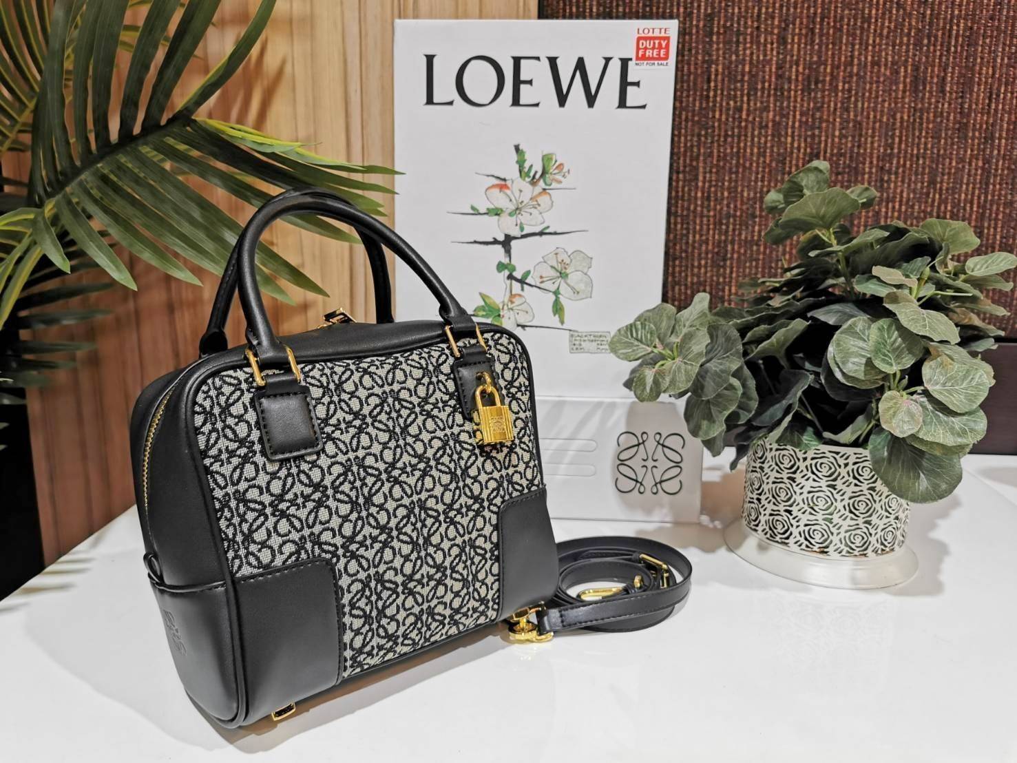 LOEWE ANAGRAM BAG VIP GIFT WITH PURCHASE (GWP) พรีเมี่ยมกิ๊ฟ Limited จาก LOEWE PERFUME DUTYFREE ไอเท็มใหม่! ดีไซน์สวยหรูคงเอกลักษณ์ด้วยวัสดุ Anagram Canvas Jacquard Fabric ผสมผสานหนังแท้ Calfskin ลงตัวสุดคลาสสิค เปิดปิดด้วยซิปแบรนด์อะไหล่ทองขนาดกำลังดี น้