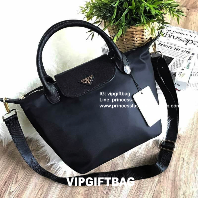 PRADA NYLON BAG WITH ZIP VIP GIFT WITH PURCHASE กระเป๋าถือหรือสะพายสไตล์ Longchamp GWP พรีเมี่ยมกิ้ฟจากเคาน์เตอร์แบรนด์ Limited edition วัสดุ Nylon เนื้อหนาคุณภาพดีตามแบบฉบับแบรนด์ด้านหน้าประดับโลโก้หรู เปิดปิดด้วยฝาปิดและซิป ภายใน Polyester 100% มีโลโก้ 