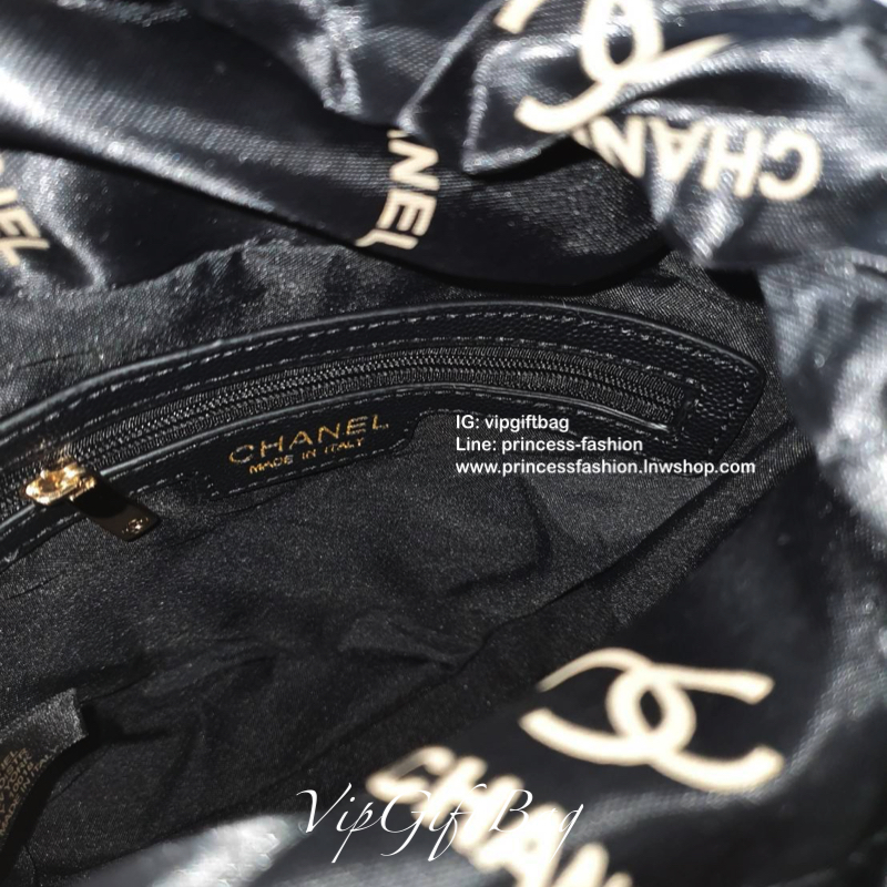 กรี้ดสลบสำหรับรุ่นนี้ งานหรูในราคาสบายกระเป๋ากับ CHANEL VIP GIFT(GWP) ของแท้ 100% จากเคาเตอร์แบรนด์ CHANEL ทรงจีบแบบกลมที่กำลังมาแรง ขนาดกำลังดี วัสดุหนัง CAVIER หูรูดโซ่อะไหล่ทอง ด้านในบุผ้าไนลอนปั้มแบรนด์ ใส่โทรศัพท์ได้ทุกรุ่น พร้อมของจุกจิก มีช่องซิปอี