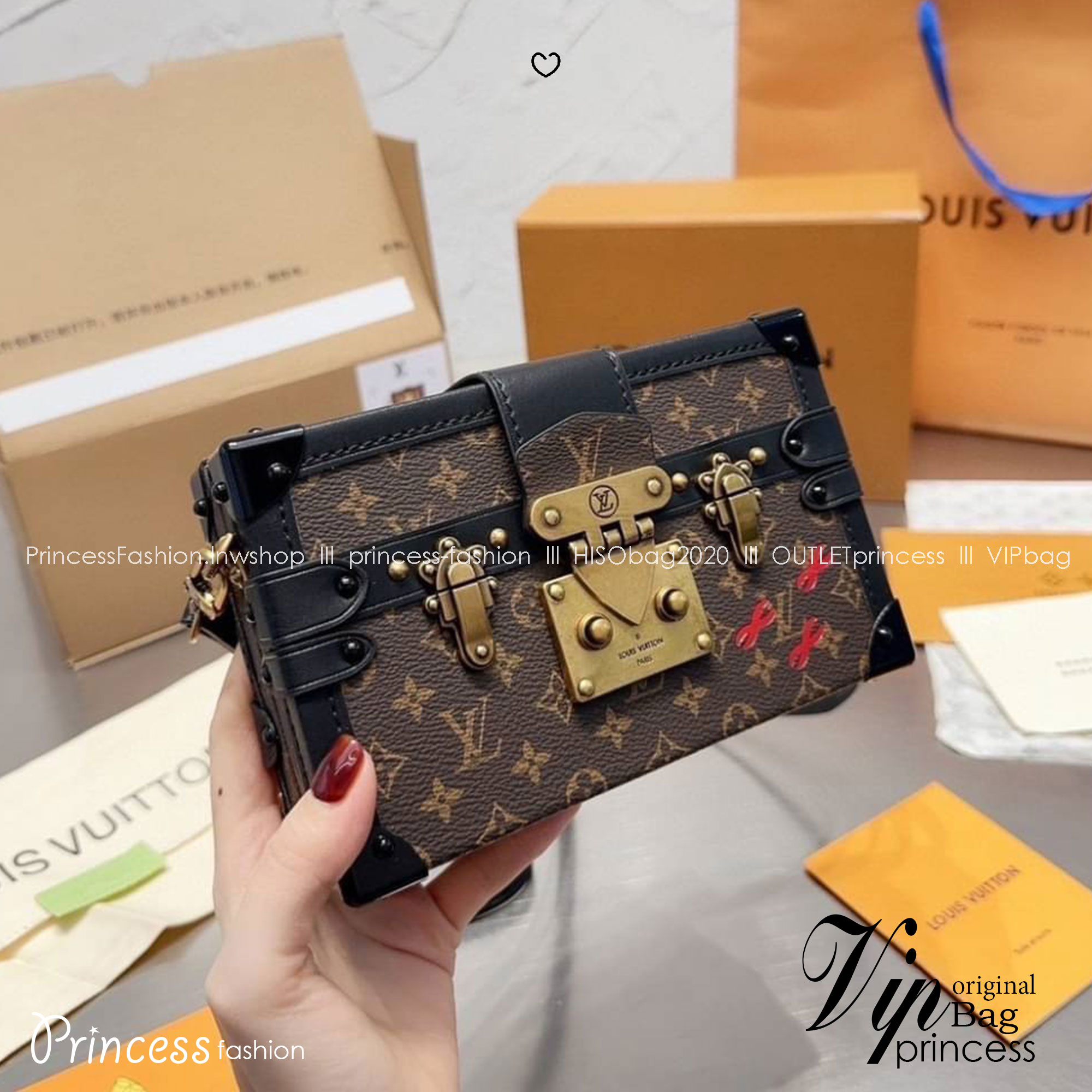 LV Petite Malle Monogram Canvas Bag กระเป๋าทรงกล่องสุดไอคอนนิค สวยมีเสน่ห์ ถือเป็นคลัชเก๋ๆ หรือสะพายข้างชิคๆ พร้อมตอบรับได้ทุกลุค ทุกสไตล์ไปเลยจ้า