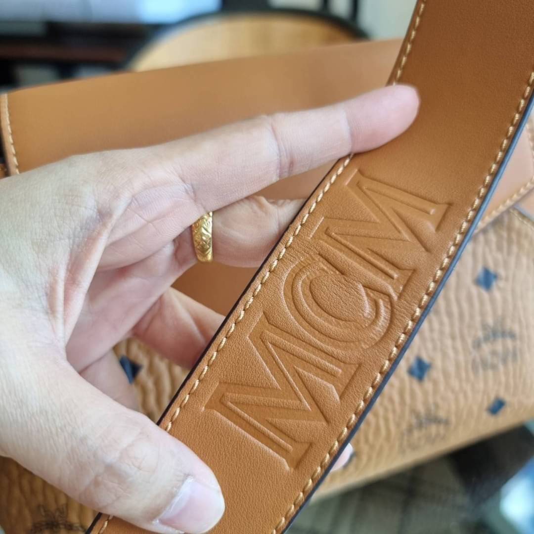 M.C.M ESSENTIAL CROSSBODY IN VISETOS กระเป๋าสะพายข้าง สวยอยู่ทรง ดีไซน์ไม่ซ้ำใคร มาพร้อมสายสะพายถึง 2 แบบ ปรับเปลี่ยนใช้ได้ไม่มีเบื่อ วัสดุหนังแคนวาสสลับหนังแท้ เปิด-ปิดกระเป๋าด้วยตัวบิดล็อคแน่นหนา ด้านหลังมีช่องเก็บบัตรได้ ภายในโล่งกว้าง แบ่งสัดส่วน เป็น