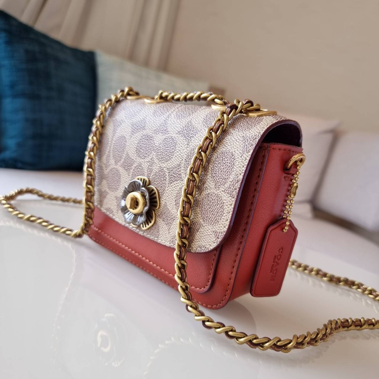 ของแท้ 💯% COACH C0829 MADISON SHOULDER BAG 16 IN SIGNATURE CANVAS กระเป๋าสะพายข้าง ไซส์กะทัดรัด พกพาง่าย น้ำหนักเบา ดีไซน์สวย โดดเด่นด้วยตัวล็อครูปดอกไม้ สีสันตกแต่งตัดกันกับลายซีอย่างลงตัว