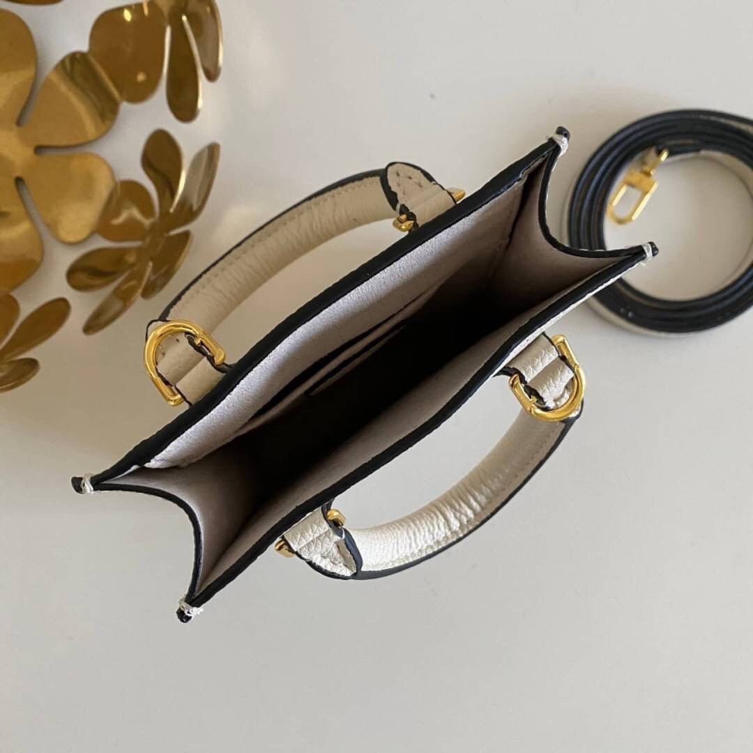 พรีเมี่ยมกิ๊ฟแท้ 100% 】พร้อมส่งที่ไทย!! ที่นี่ที่เดียว Louis Vuitton Mini Tote Bag Pink Pastel งานหนังแท้ทั้งใบ สีพาสเทลสวยละมุนมากค่ะ มีจำนวนจำกัดนะคะ