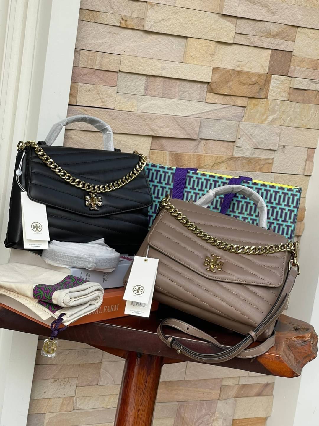 TORY BURCH Kira Chevron Top-handle Satchel กระเป๋าหนังแกะ สัมผัสนุ่มควบคู่กับดีไซน์อันเป็นเอกลักษณ์ กระเป๋าถือทรงสวยที่มีดีไซน์อันเป็นเอกลักษณ์ไม่เหมือนกับที่ไหน ด้วยการตัดเย็บหนังแกะแสนนุ่มแบบลายบุสองชั้น เพิ่มมูลค่าด้วยสายสะพายที่ทำจากโลหะสีทอง อีกทั้งย