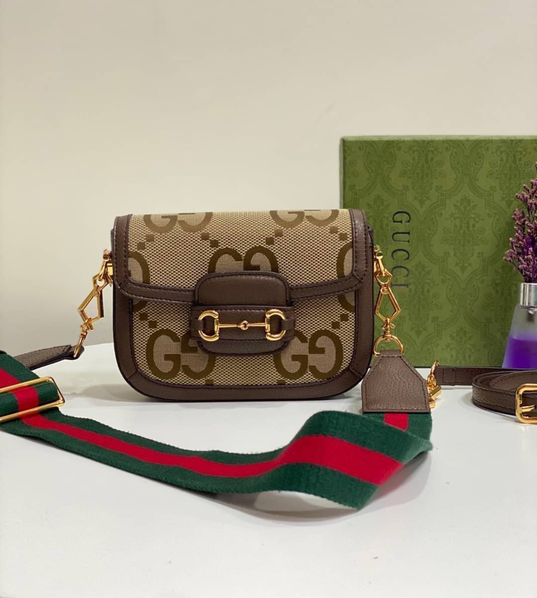 GUCCI Horsebit 1955 jumbo GG mini bag กระเป๋าสะพายสุดหรู ผ้าแคนวาส GG จัมโบ้ สีคาเมลและสีน้ำตาลอีโบนี ตราสัญลักษณ์ของแบรนด์อันเป็นที่จดจำได้ในทันที สัญลักษณ์ช่วยเสริมการออกแบบในรูปแบบใหม่ที่คาดไม่ถึง เบื้องหลังสัญลักษณ์ทุกอันคือประเพณีและคุณค่าของแบรนด์ ส