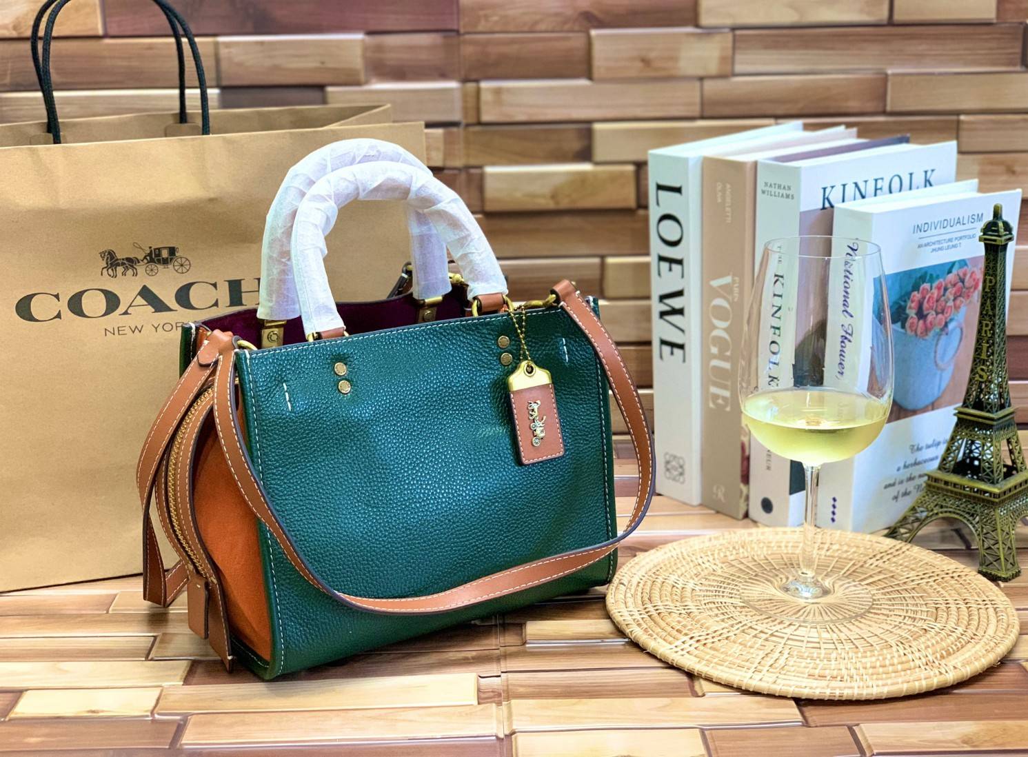 สวยตามซุปตาร์ตัวแม่กันเลยจร้า! COACH ROGUE 25 IN COLORBLOCK((C5575)) 📣พร้อมส่งที่ไทย บอกเลยหลงรักในคุณภาพของหนังแน่นอน! สวยไปกับงานคุณภาพ กระเป๋าหิ้ว//สะพายไหล่//สะพายข้างได้ ทำจากหนังชั้นดีที่สุด จะมีความนิ่มและพองตัวได้สวยงาม ตัดขอบหนังกลับด้านข