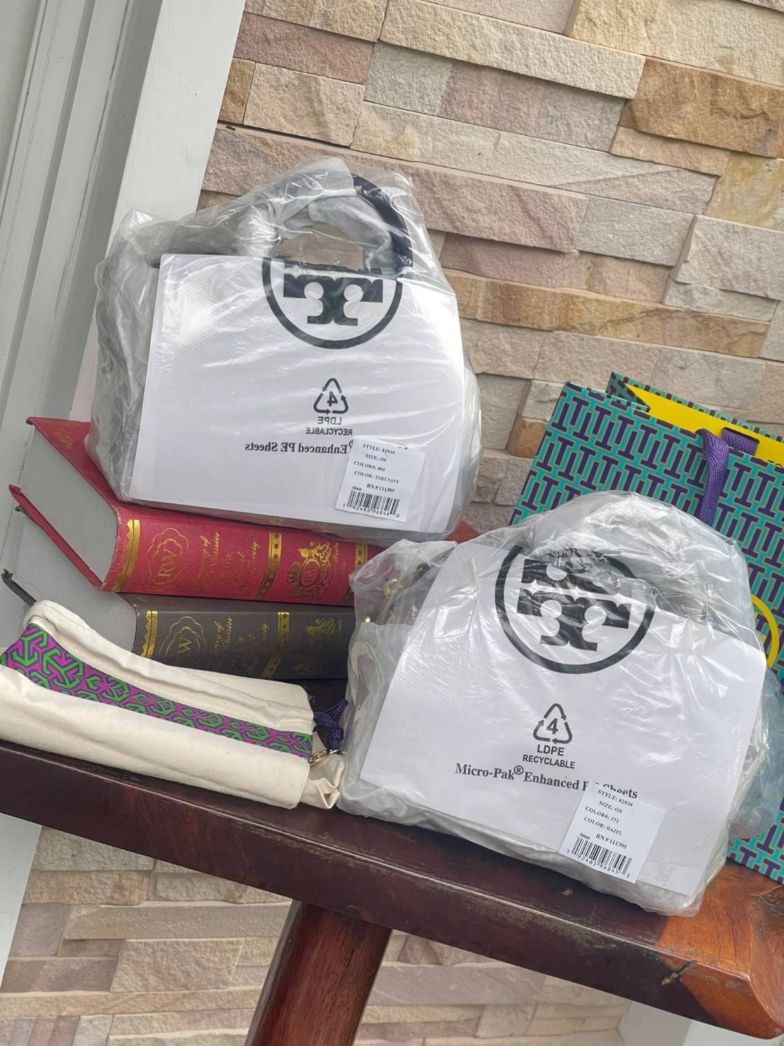 small: Tory burch T Monograme Jacquaed Mini Duffle Bag เป็นทรงกระเป๋าที่มีความฮอตฮิตตลอดกาล ด้วยรูปทรงคลาสสิคและเหมาะใช้งานเข้ากับทุกสถานการณ์ ไม่ว่าจะเป็นกระเป๋าสะพายไหล่ เพิ่มความคล่องตัวและเข้าได้กับทุกลุค ไม่ว่าจะเป็นวันสบายๆ หรือวันที่ต้องออกไปทำกิจก