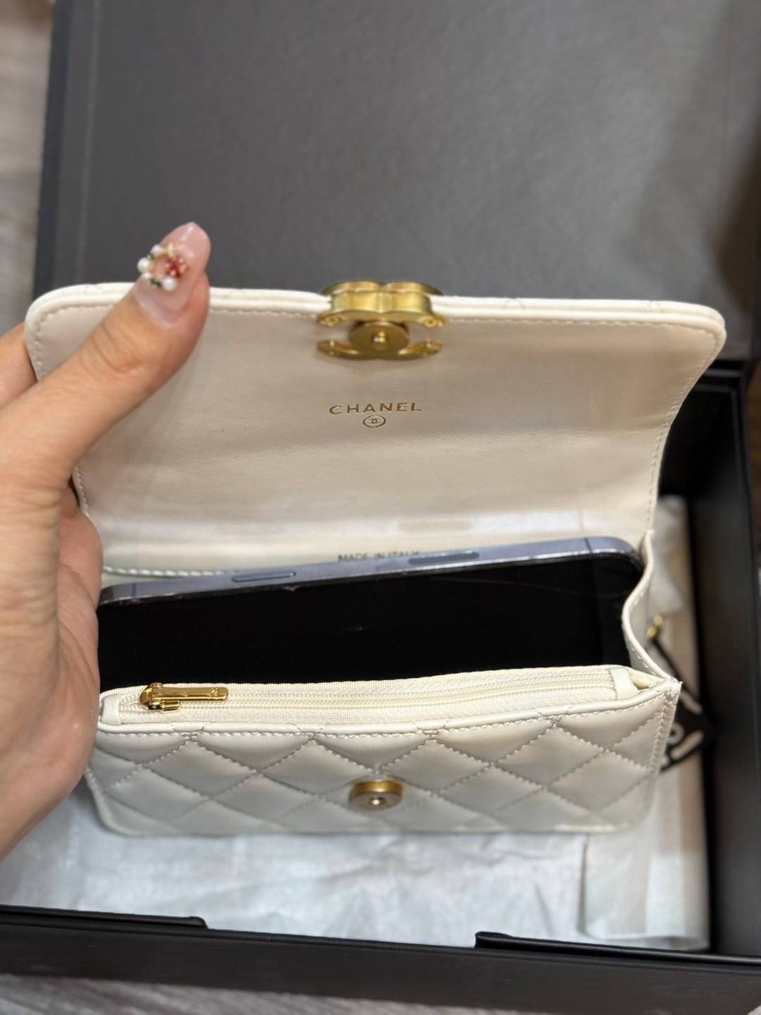 CHANEL 22 Double gold ball bag กระเป๋าสะพายสุดหรูรูปทรงคลาสสิกตลอดกาลไม่มีเอาท์ เพิ่มกิมมิกด้วยลูกบอลสีทองห้อย 2 ข้างปลายสายสะพาย เพิ่มความน่ารักโดดเด่น ดูแพง ผู้ดีคุณหนูลูกคุณมากๆ