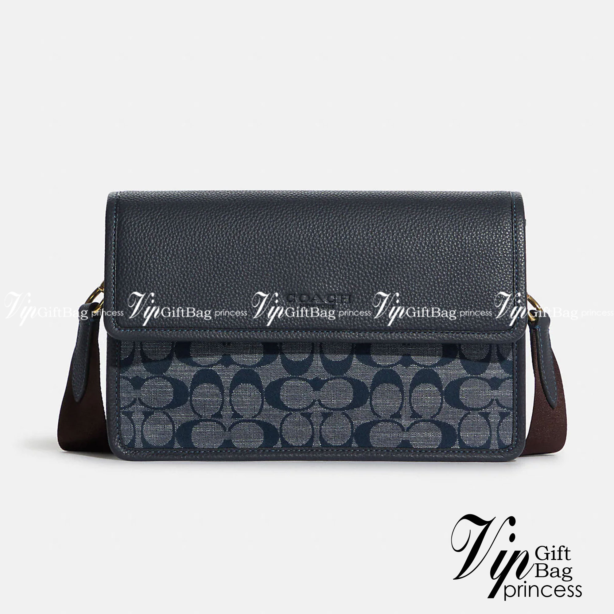 COACH Turner Flap Crossbody In Signature Chambray C8185 กระเป๋าสะพายหนังแชมเบรย์ซิกเนเจอร์และหนังธรรมชาติ ด้านในกระเป๋าซิป กระดุมแป๊ก ซับในหนัง กระเป๋าสลิปด้านนอก สายสะพายถอดได้ ยาว 25” สำหรับสะพายไหล่หรือสะพายข้าง